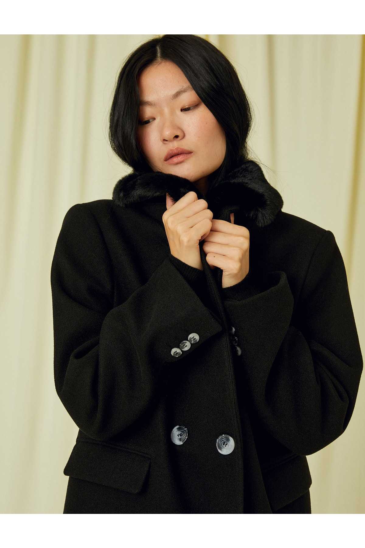 یقه جیبی کت دوخته شده با جزئیات