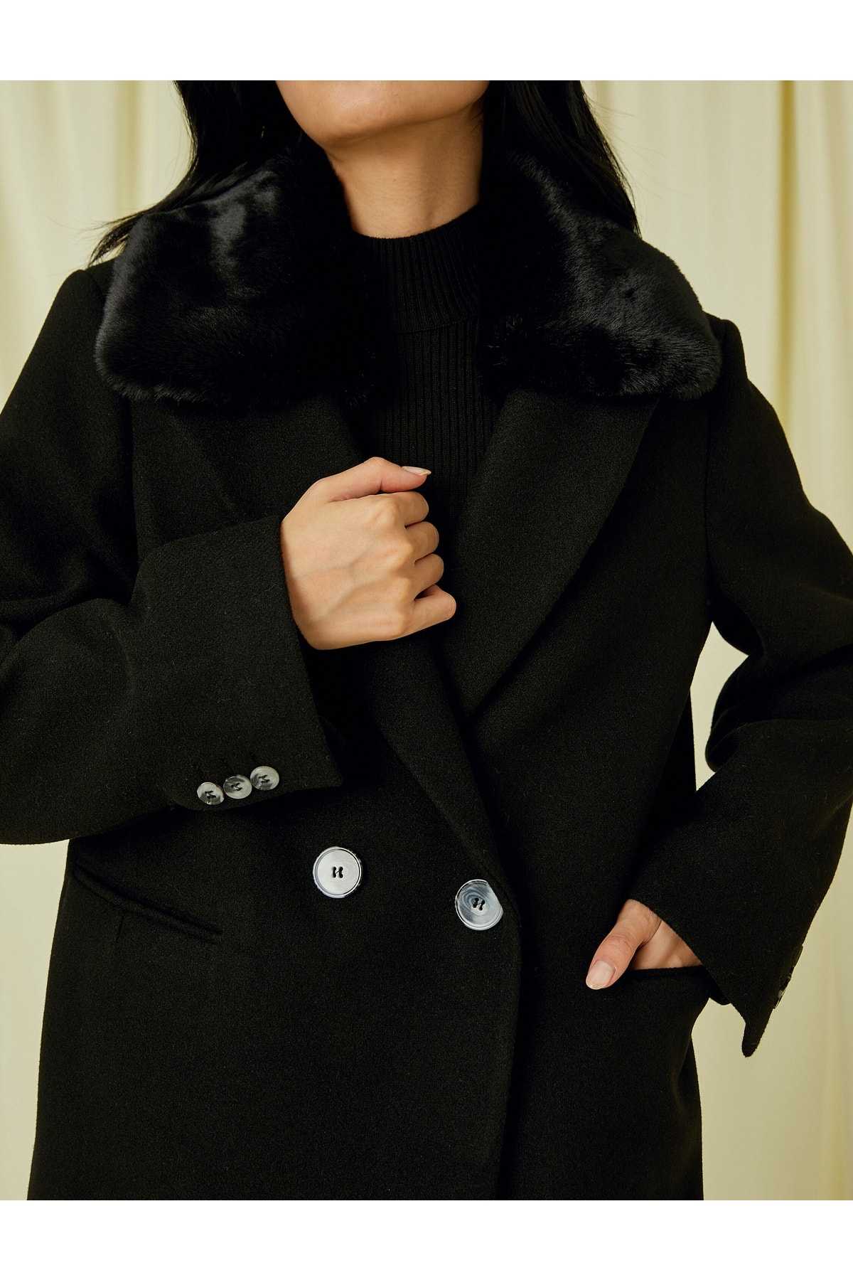 یقه جیبی کت دوخته شده با جزئیات