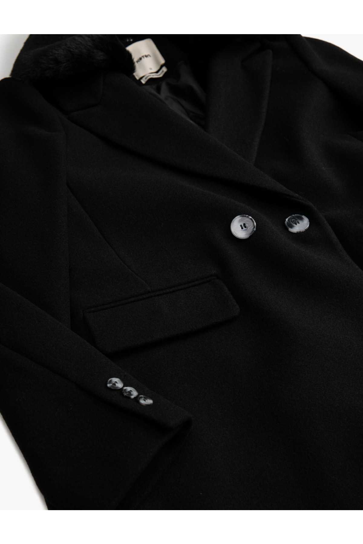 یقه جیبی کت دوخته شده با جزئیات