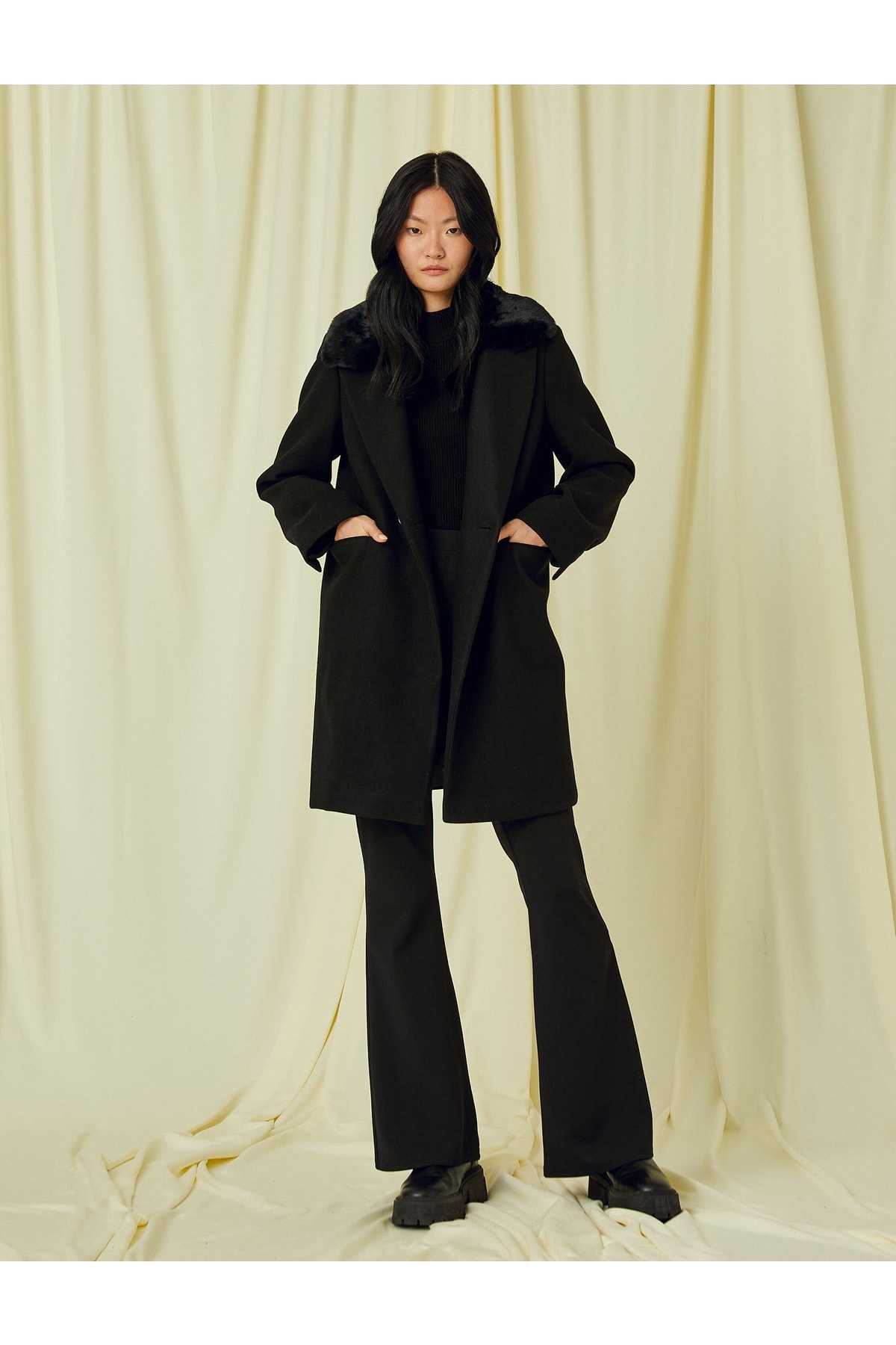 یقه جیبی کت دوخته شده با جزئیات