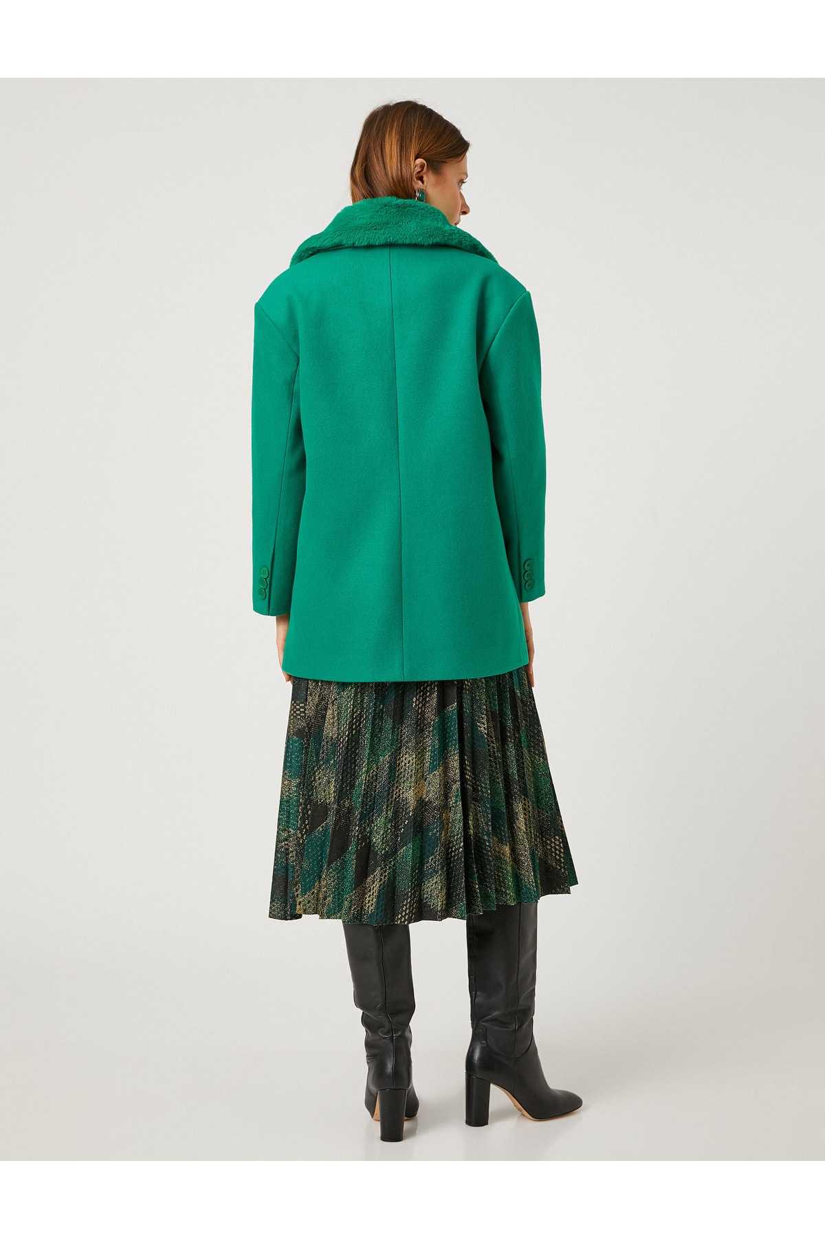 Melis Ağazat X - کت کوتاه دوگانه سایز بزرگ با جزئیات مخمل دار یقه قابل جدا شدن