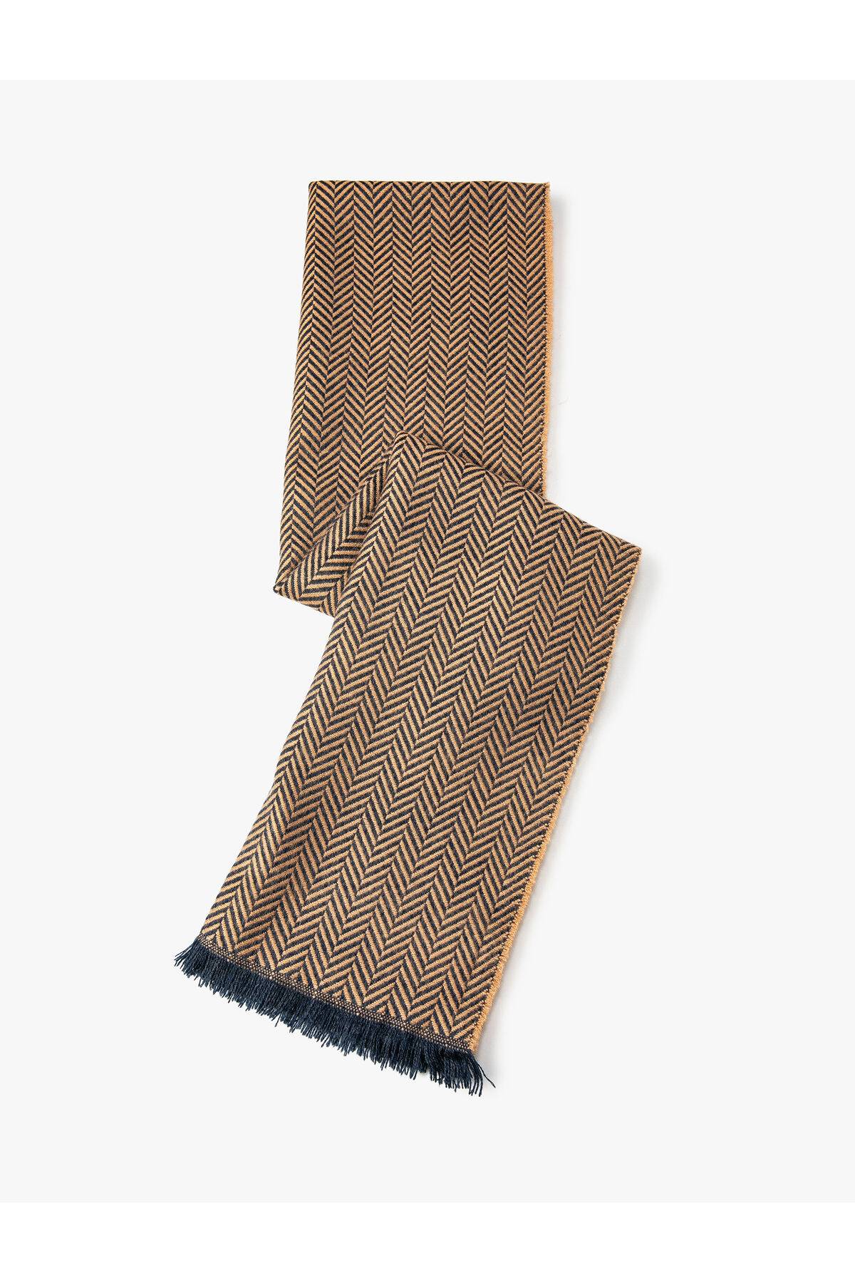 روسری منگوله ای طرح دار با جزئیات