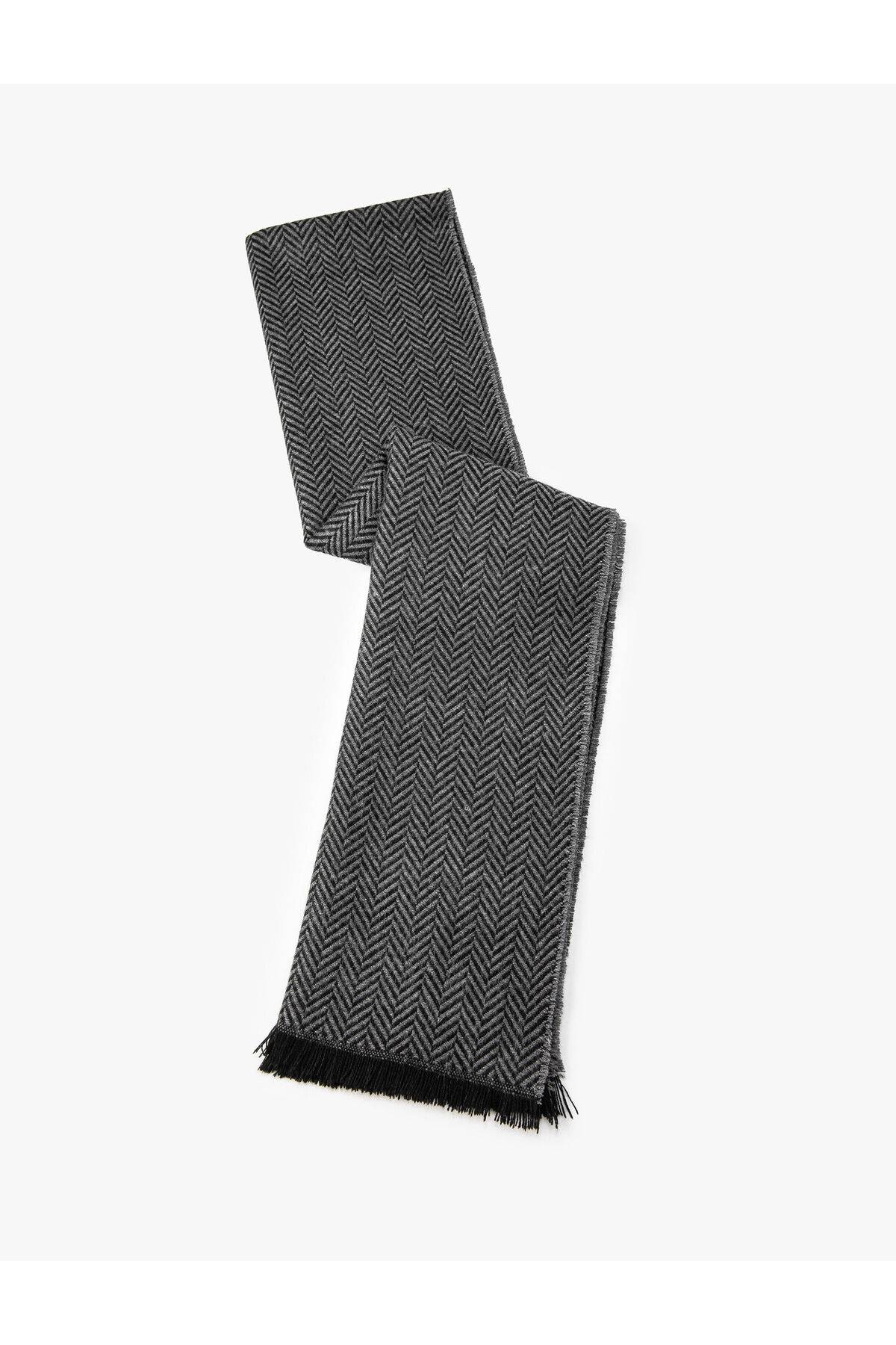 روسری منگوله ای طرح دار با جزئیات