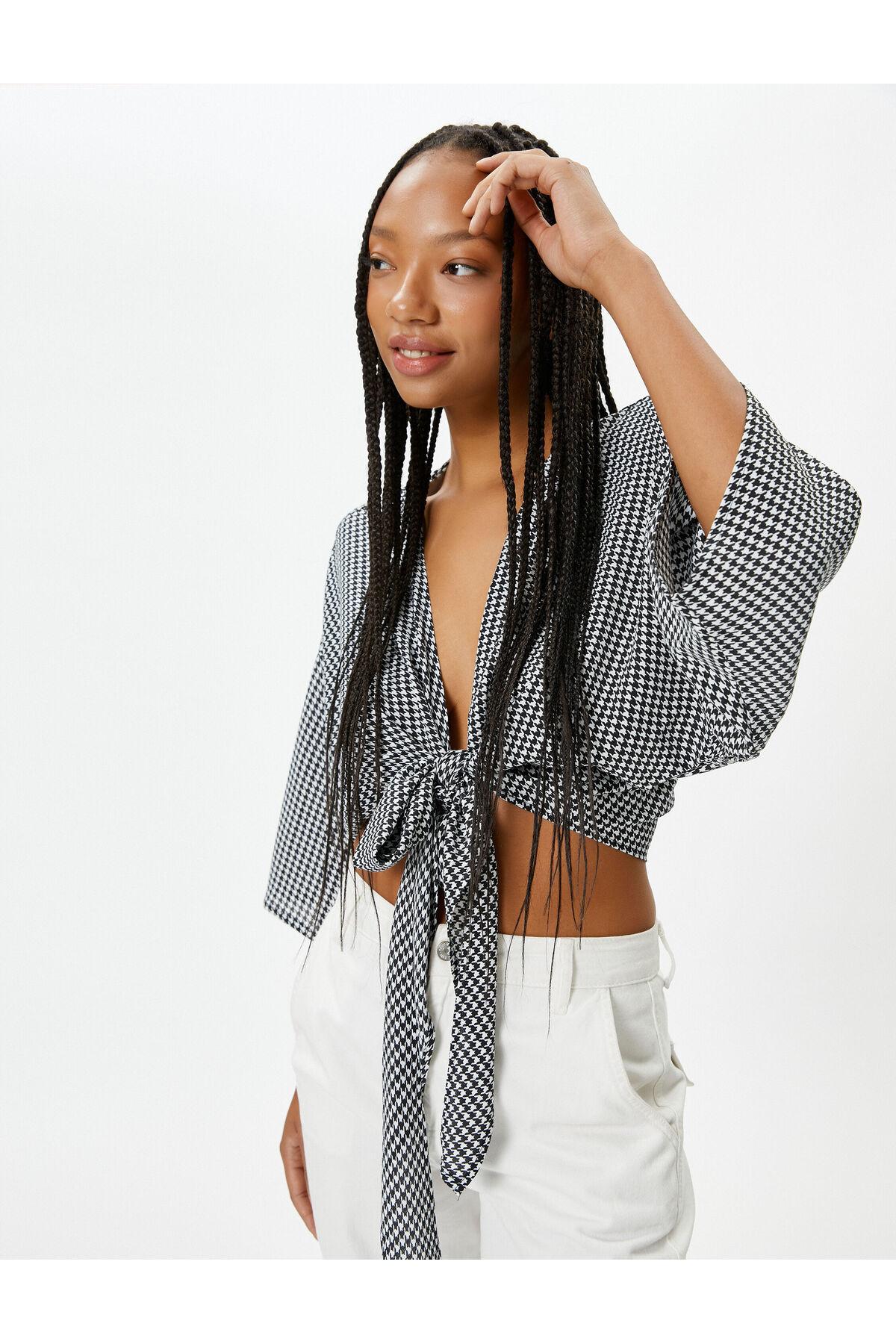 بلوز کیمونو کراپ دو سینه پهن آستین 3/4 با جزئیات کراوات طرحدار پا غاز