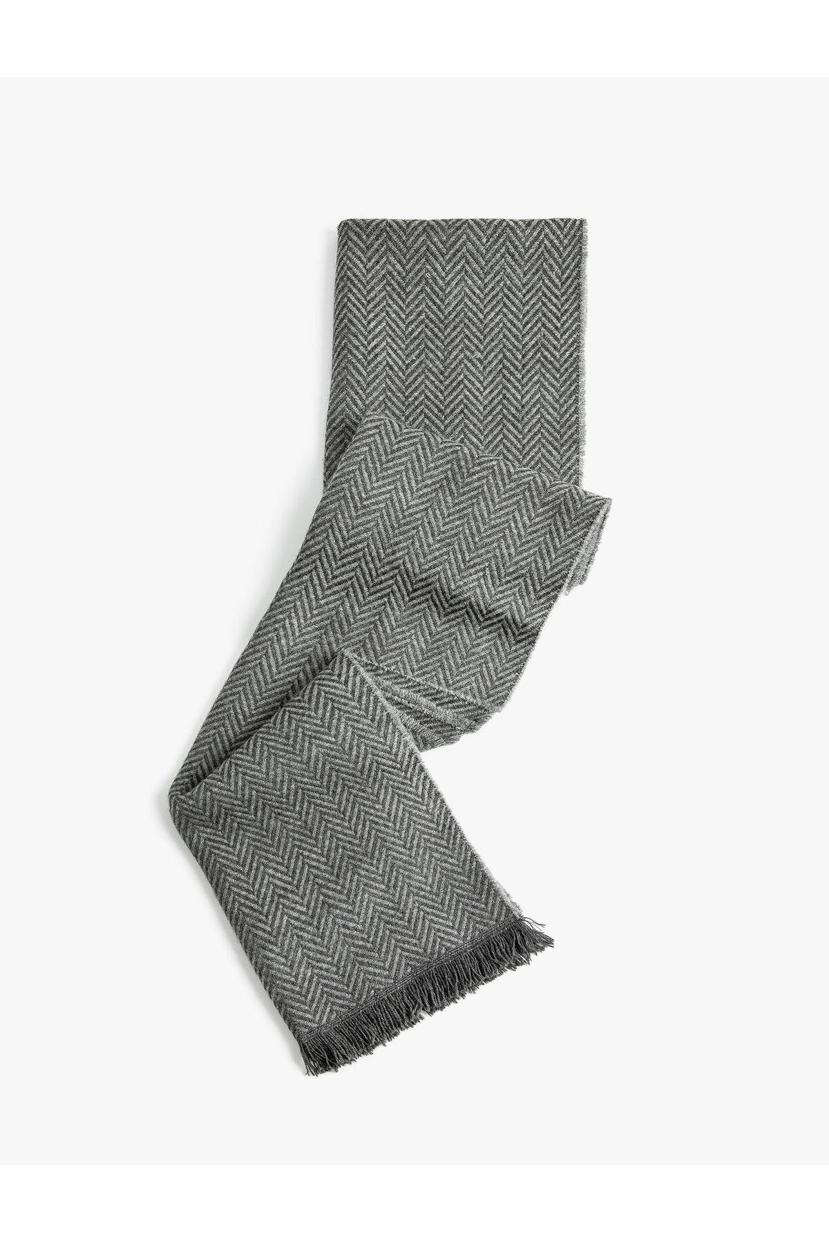 روسری منگوله ای طرح دار با جزئیات