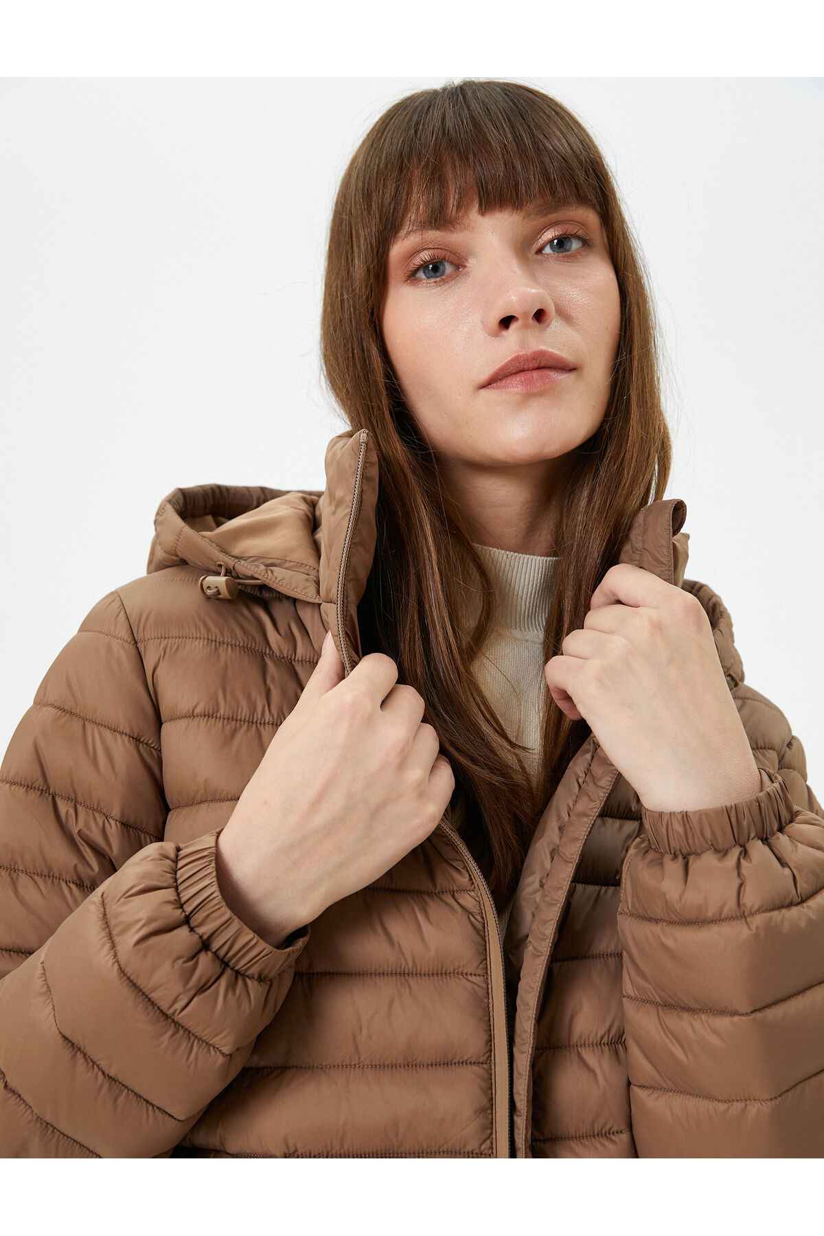 ژاکت پفی کوتاه با زیپ کلاهدار و آستین های کشسان