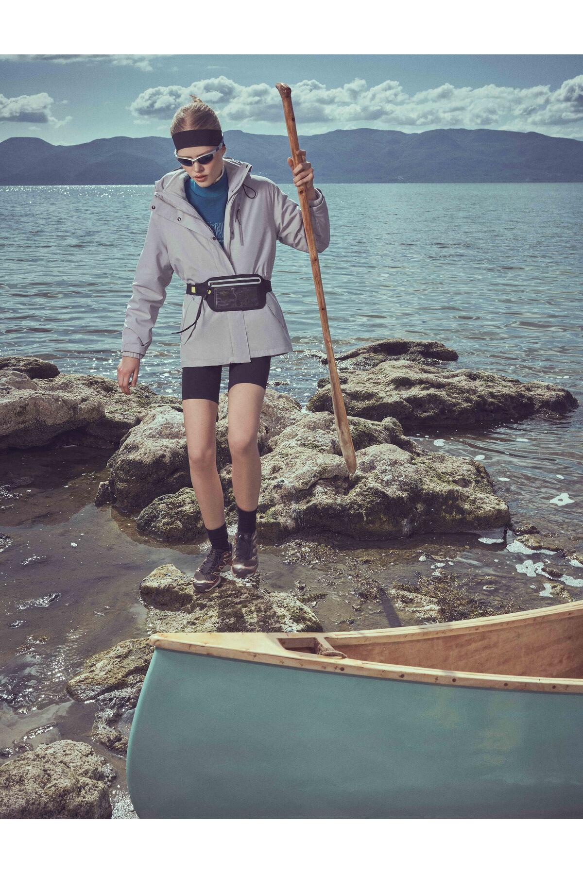 Sweatshirt یقه ایستاده شعار چاپ راحت برش