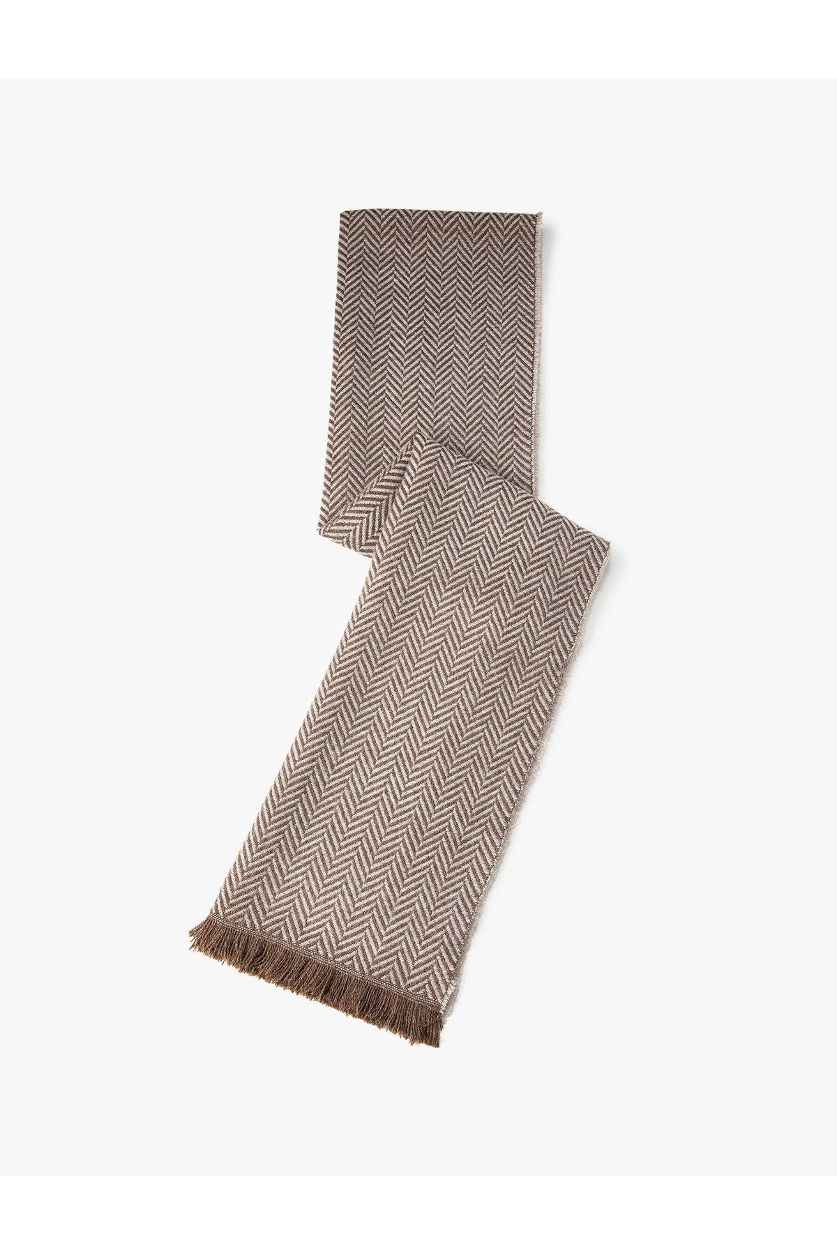 روسری منگوله ای طرح دار با جزئیات