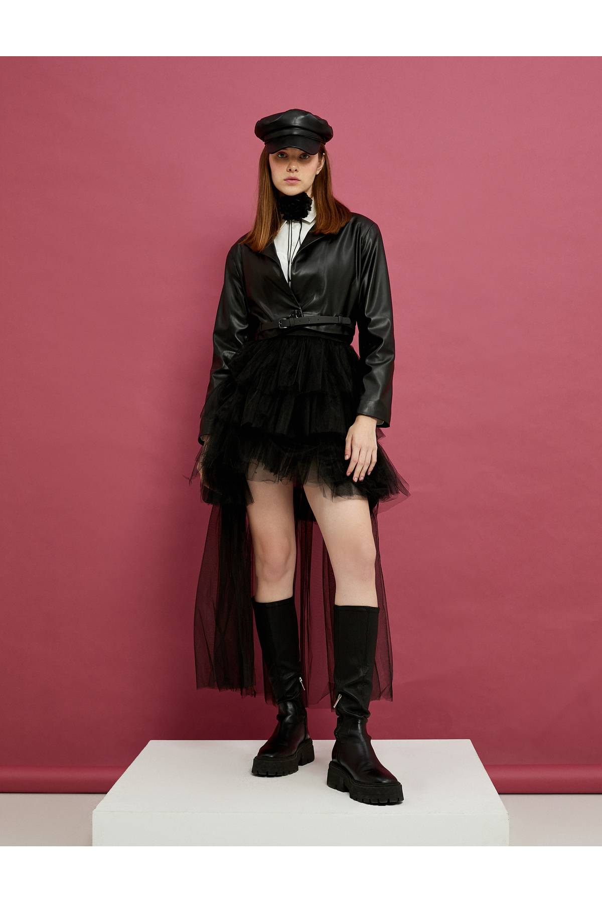 جزئیات کمربند یقه معکوس ژاکت چرم Crop Look