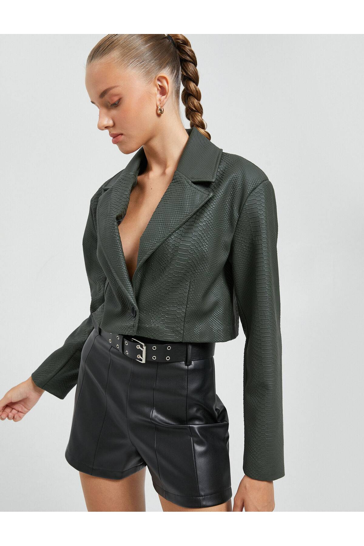 ژاکت چرم کروکودیل با دکمه های یقه رو به پایین