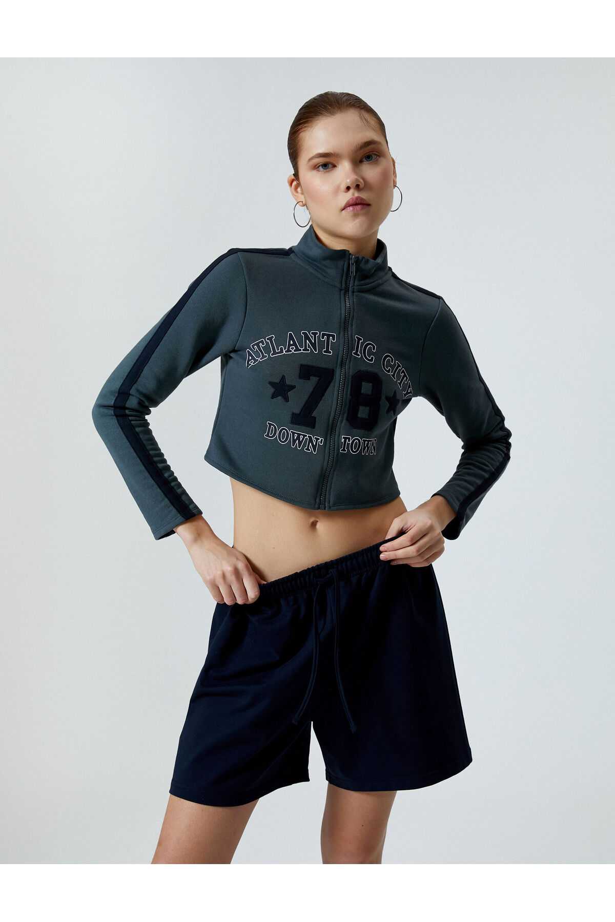 سویشرت کالج کراپ یقه پایه زیپ دار چاپ شده