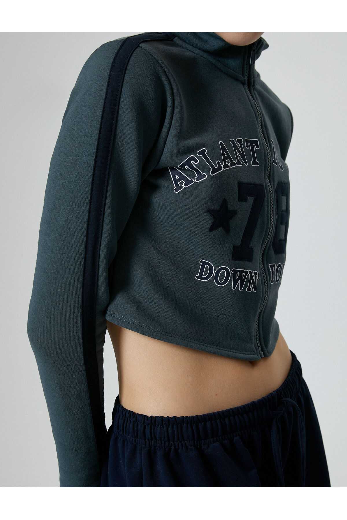 سویشرت کالج کراپ یقه پایه زیپ دار چاپ شده