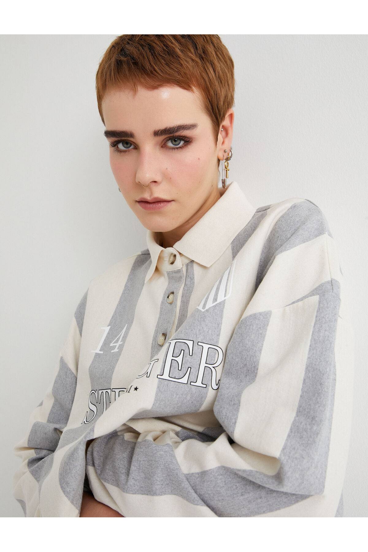 بلوز یقه چوگان با آستین بلند دکمه دار چاپ شده