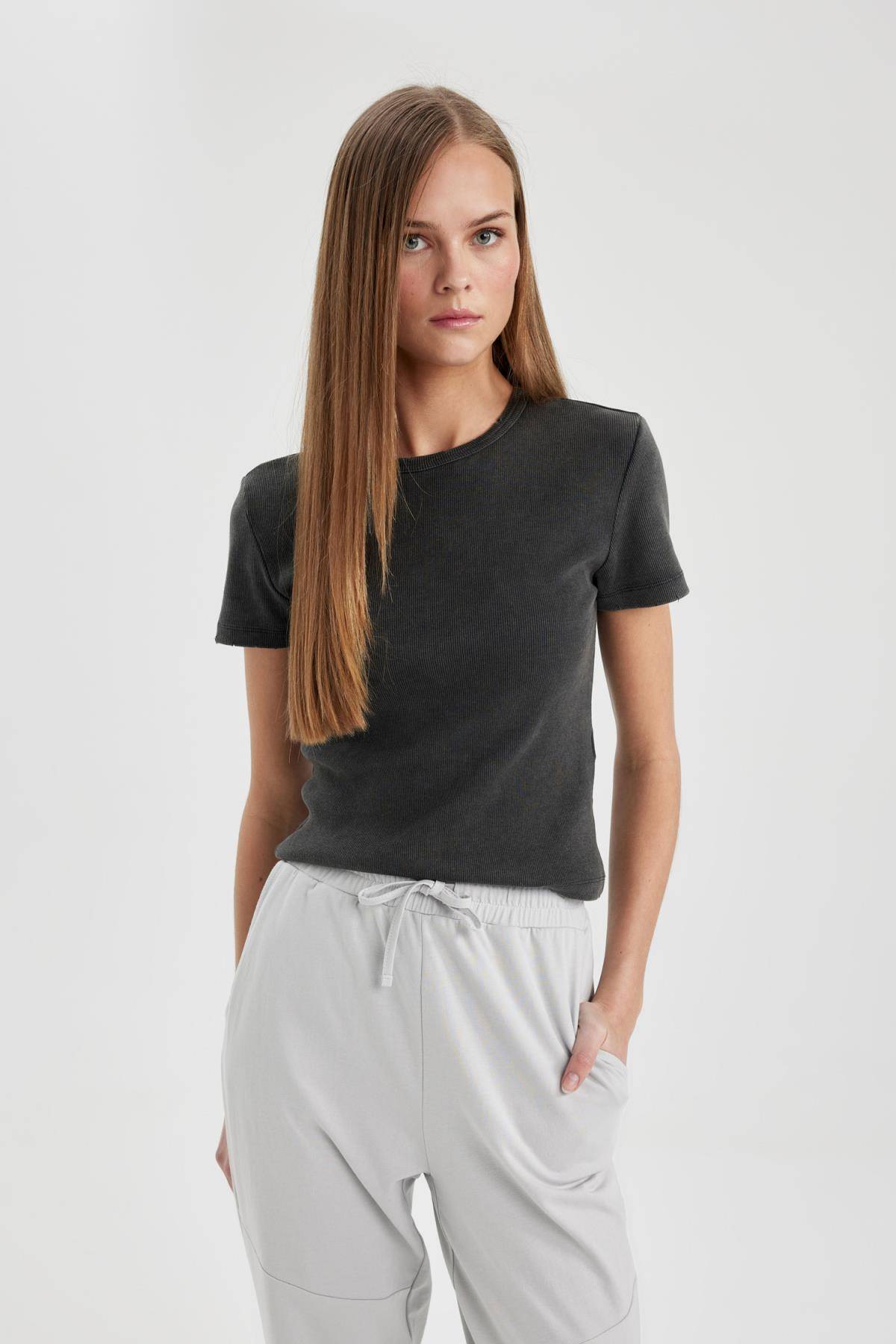 تیشرت آستین کوتاه یقه خدمه با جلوه رنگ و رو رفته C3082x24sm