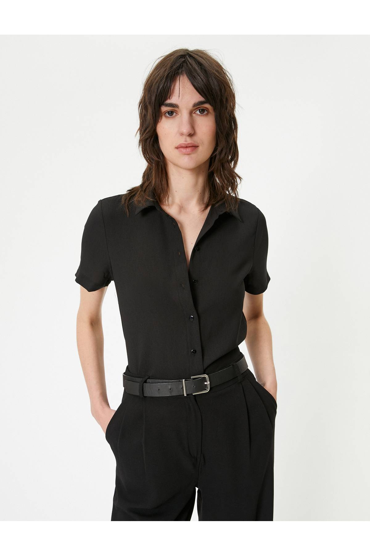 بسته شدن دکمه آستین کوتاه پیراهن پایه