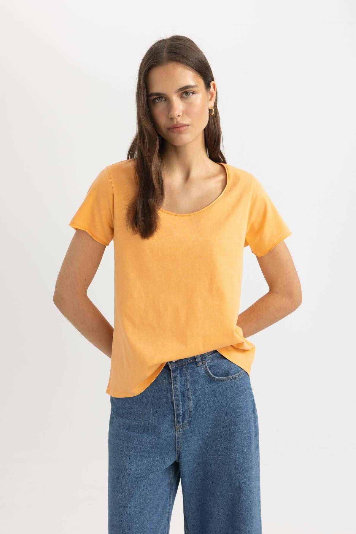 تیشرت آستین کوتاه یقه خدمه فیت معمولی