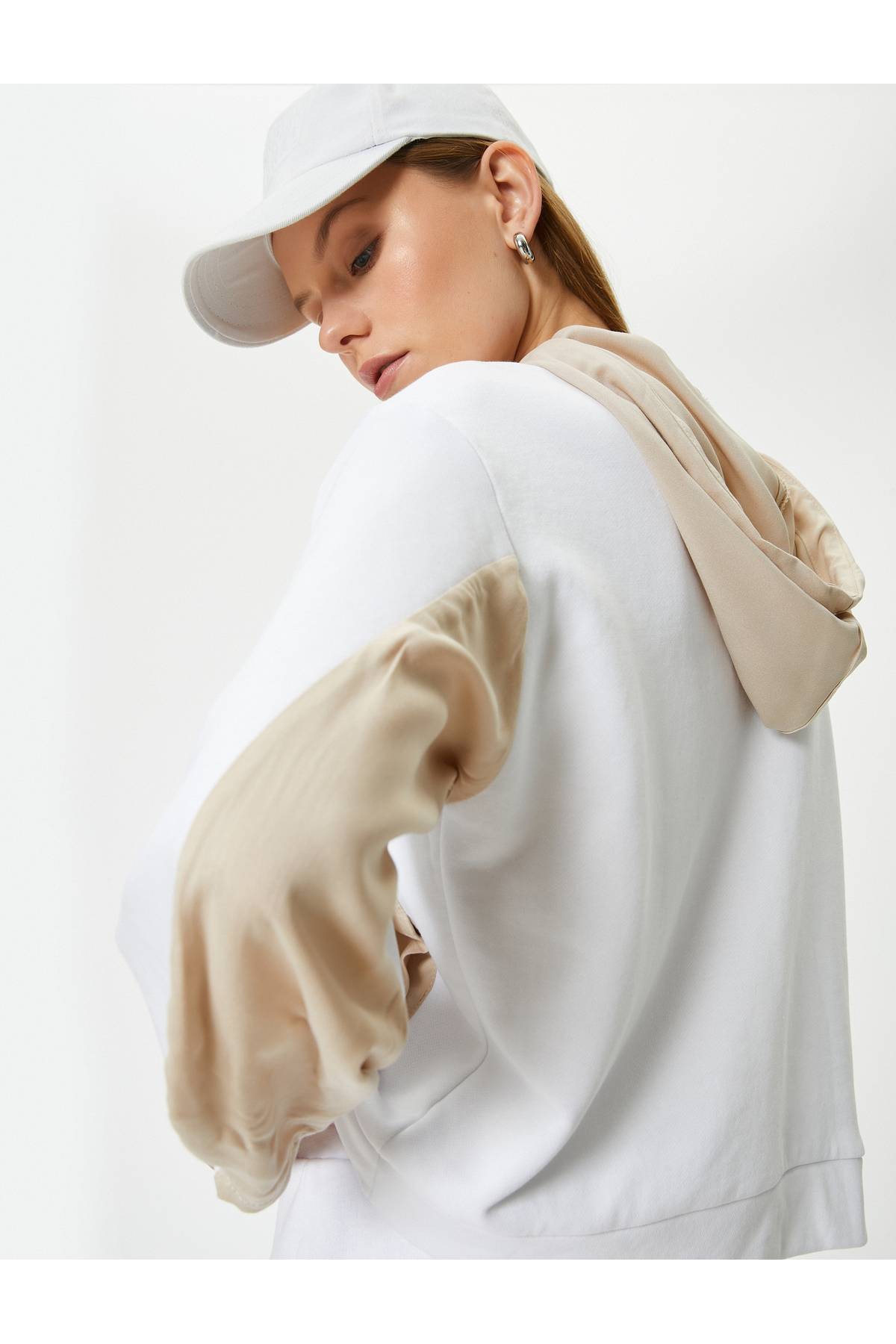 سویشرت کلاهدار با جزئیات جیبی برش استاندارد