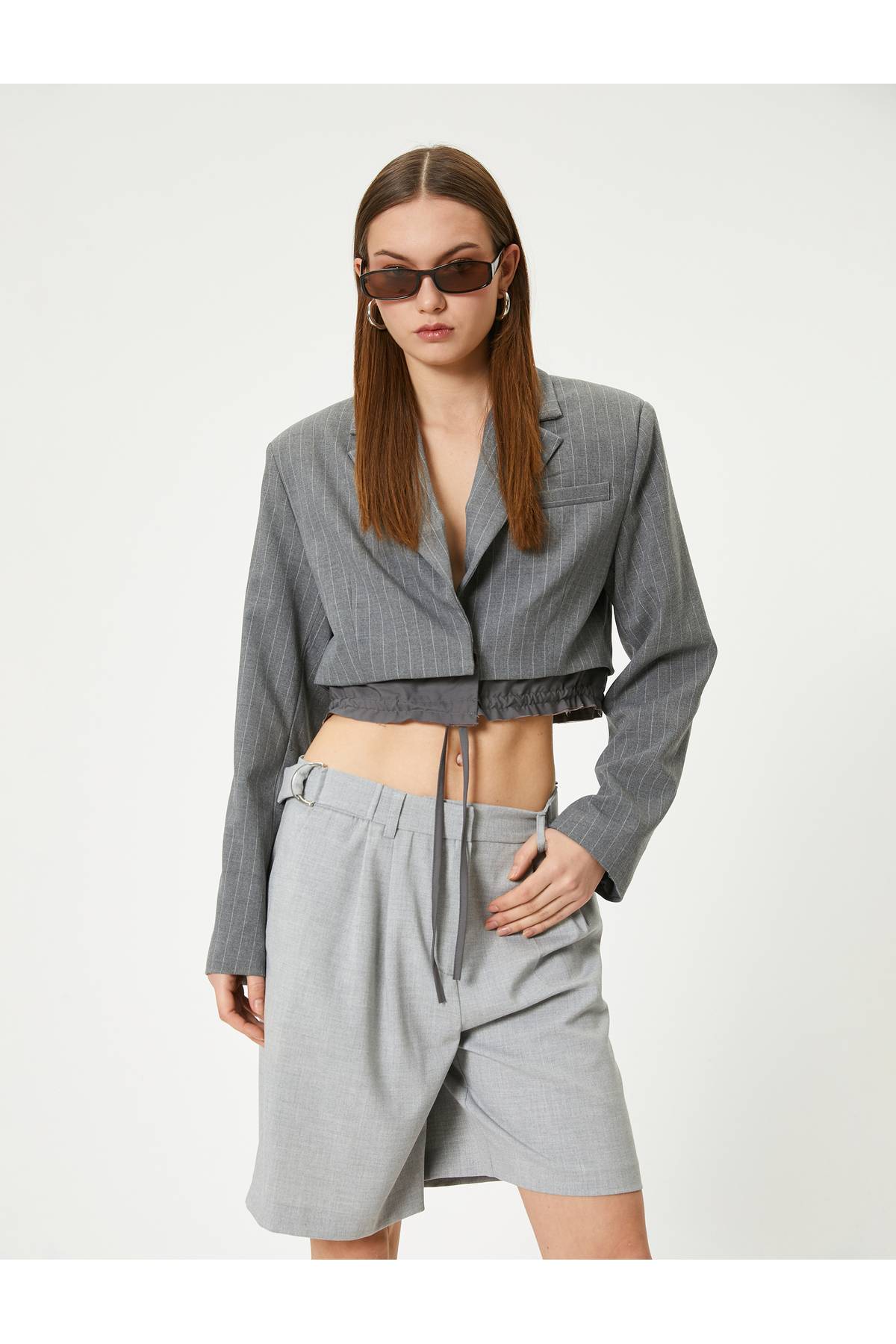 ژاکت بلیزر کراپ با یقه عقب دو سینه بنددار با جزئیات کمر