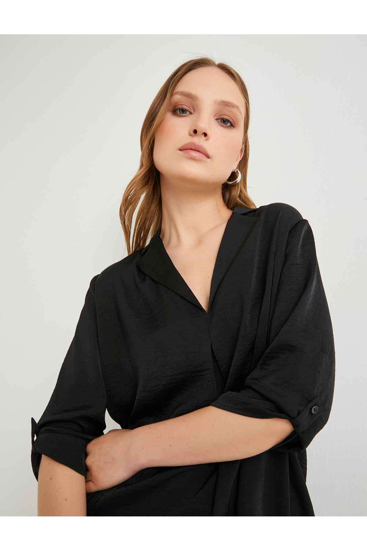 بلوز یقه V آستین تاشو با تناسب معمولی