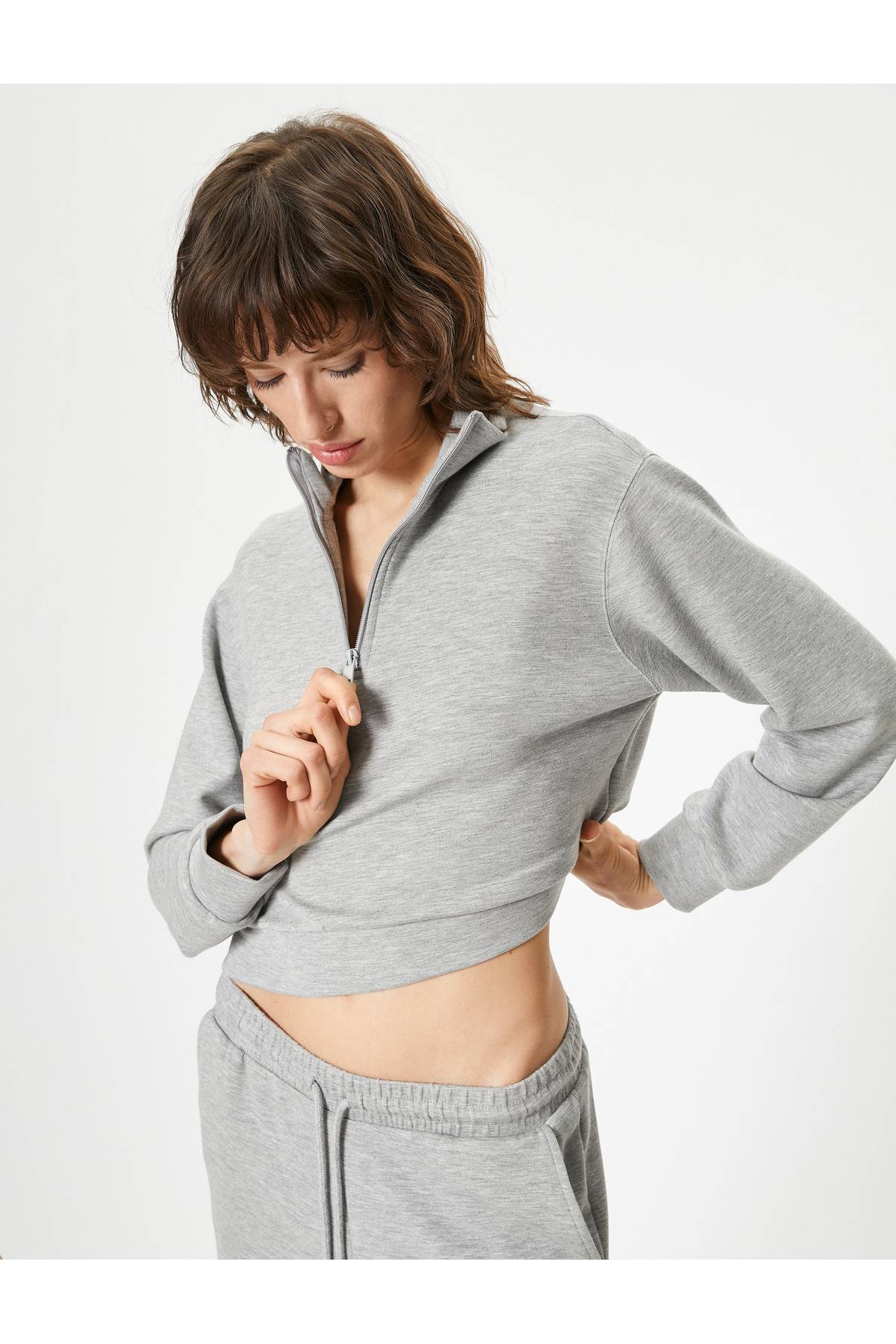 سویشرت نیم زیپ با یقه بلند با جزئیات شانه کم