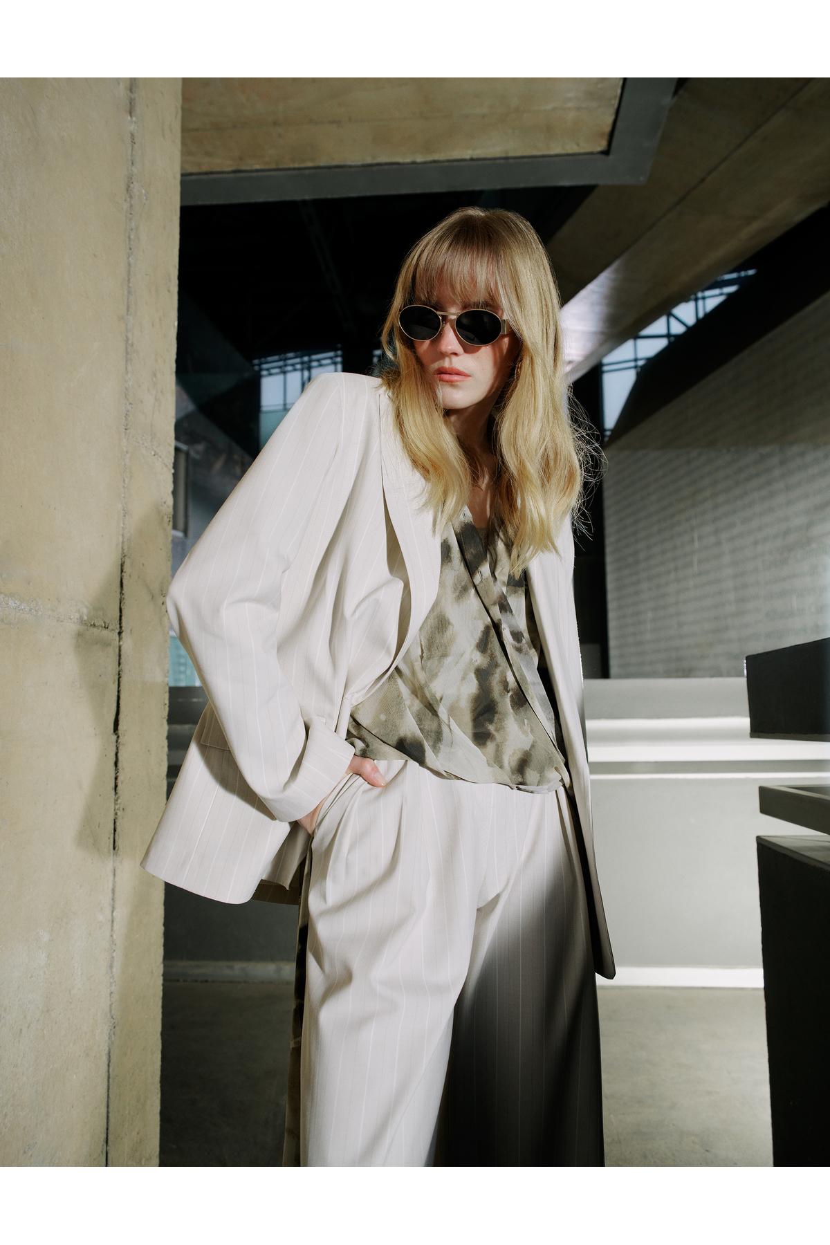 پیراهن ابریشمی یقه کلاسیک دکمه دار برش نامتقارن