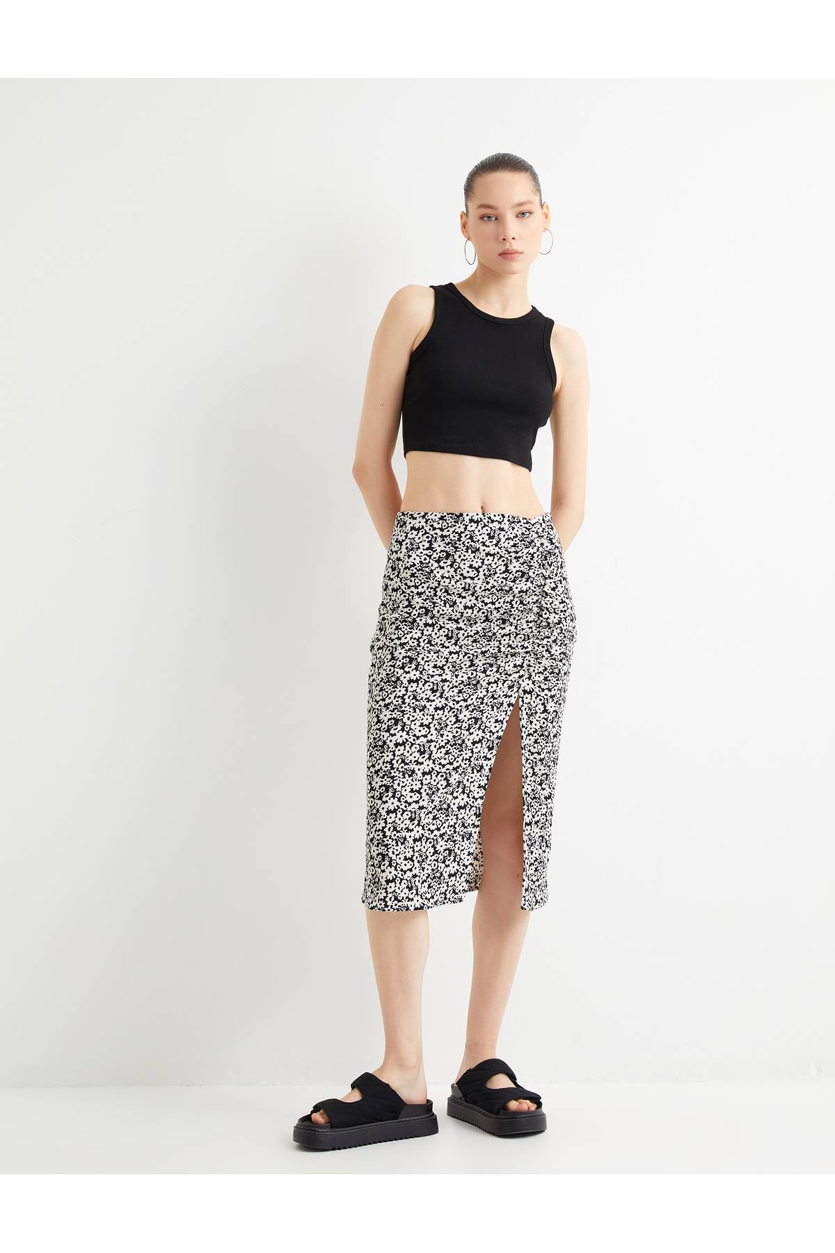 دامن میدی گلدار کمر بلند با جزئیات چاک جلو