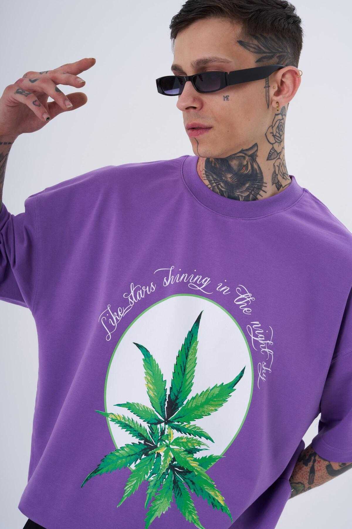 تیشرت مردانه بنفش با چاپ گیاهی