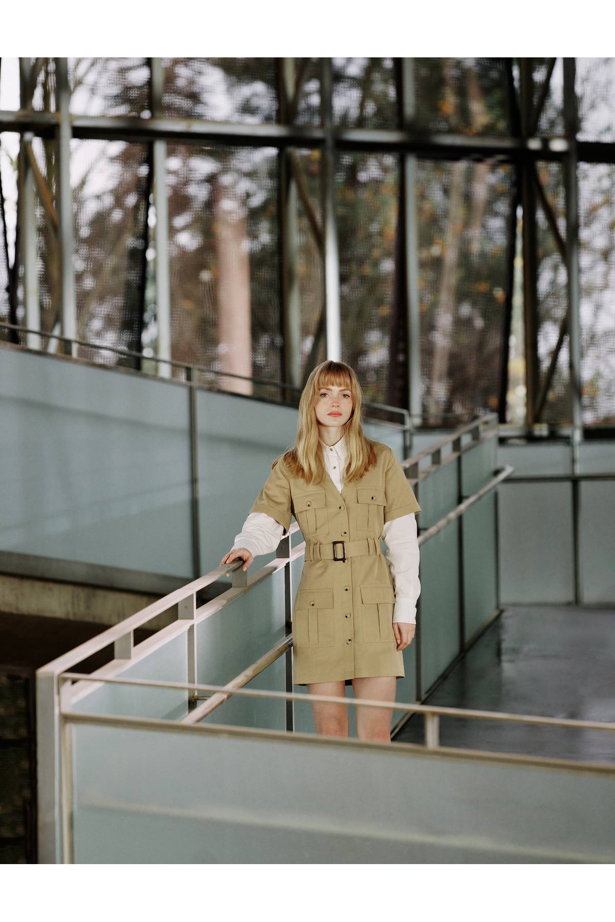 پیراهن با یقه V جیب دکمه دار آستین کوتاه