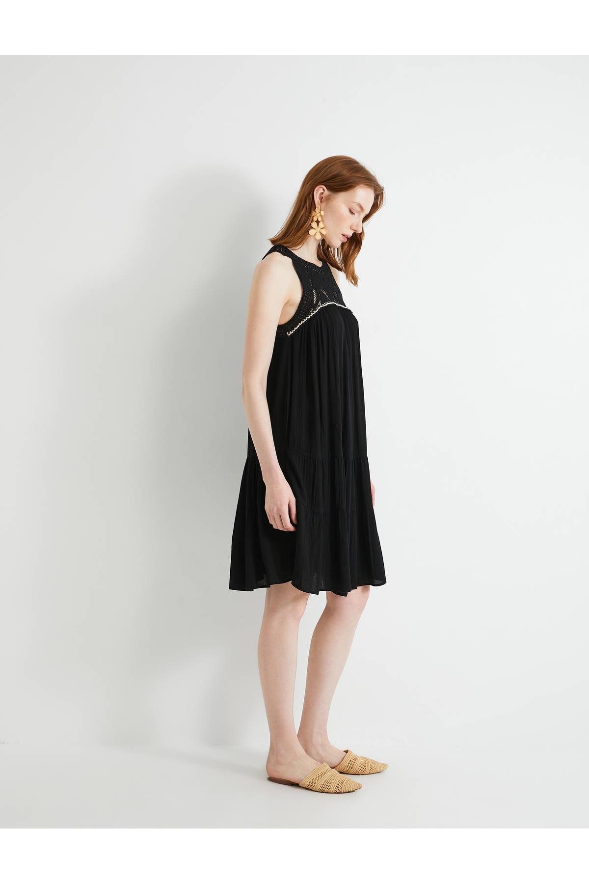 لباس کوتاه با جزئیات یقه قلاب بافی فلونس