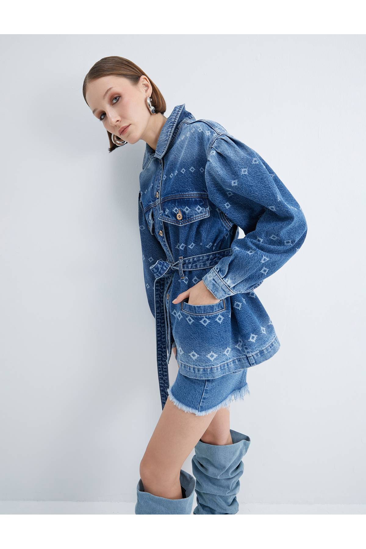 ژاکت جین بلند با جزئیات چاپ لیزری، کمربند، جیب، تناسب راحت