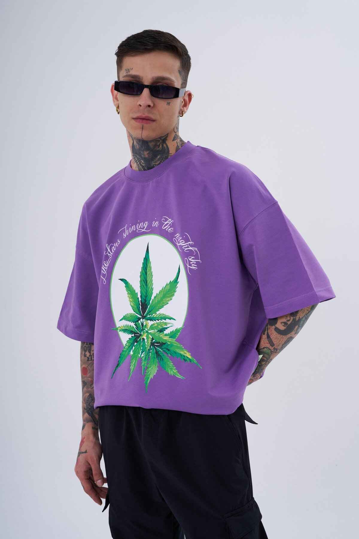 تیشرت مردانه بنفش با چاپ گیاهی