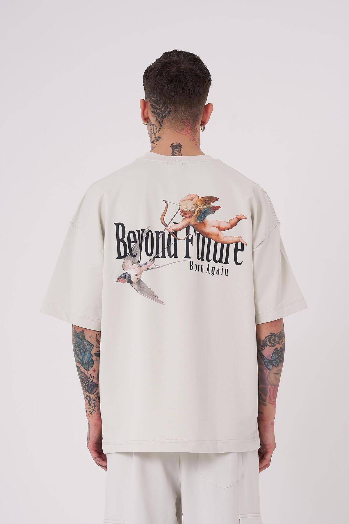 تیشرت مردانه خاکستری با چاپ فراتر از آینده