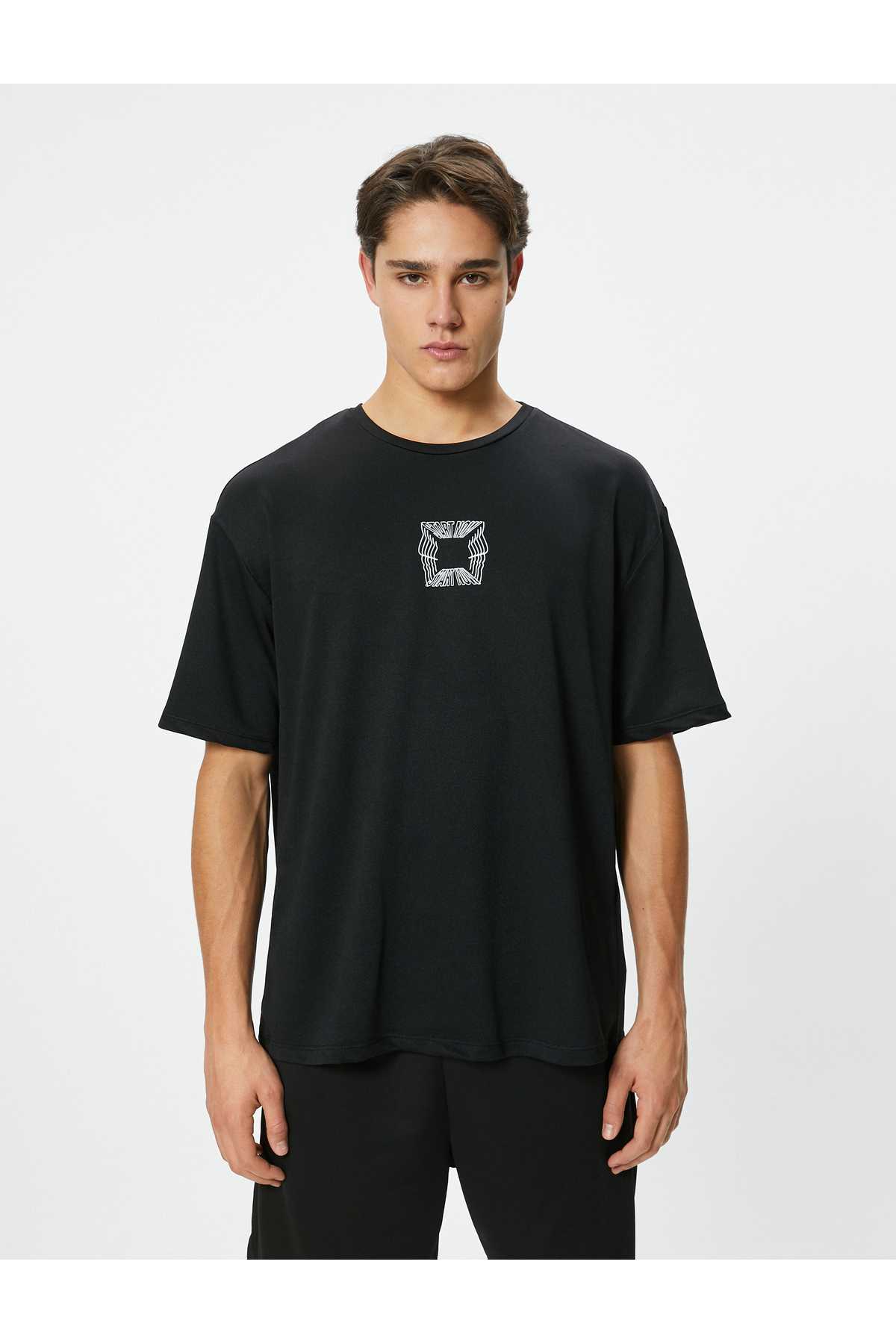 تیشرت اسپرت با یقه آستین کوتاه چاپ شده با شعار