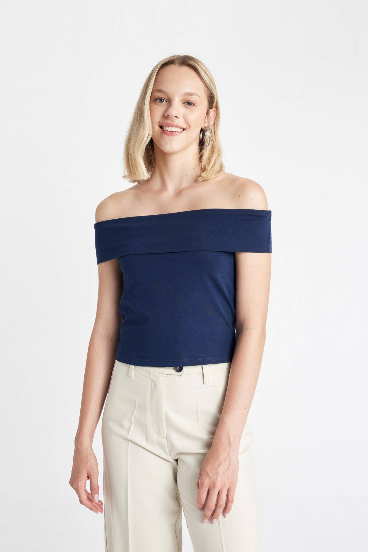 تیشرت آستین کوتاه بر روی شانه