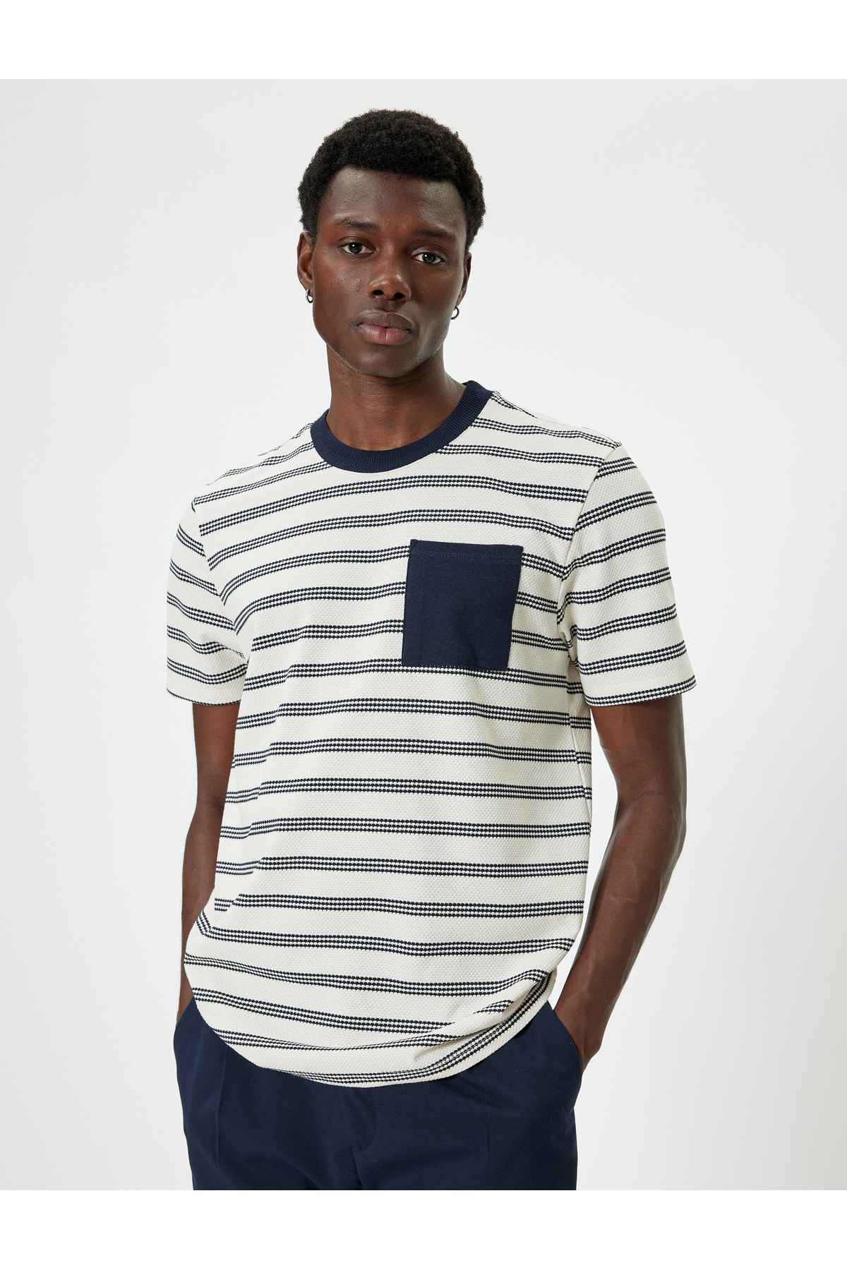 تیشرت جیبی با یقه کوتاه آستین کوتاه