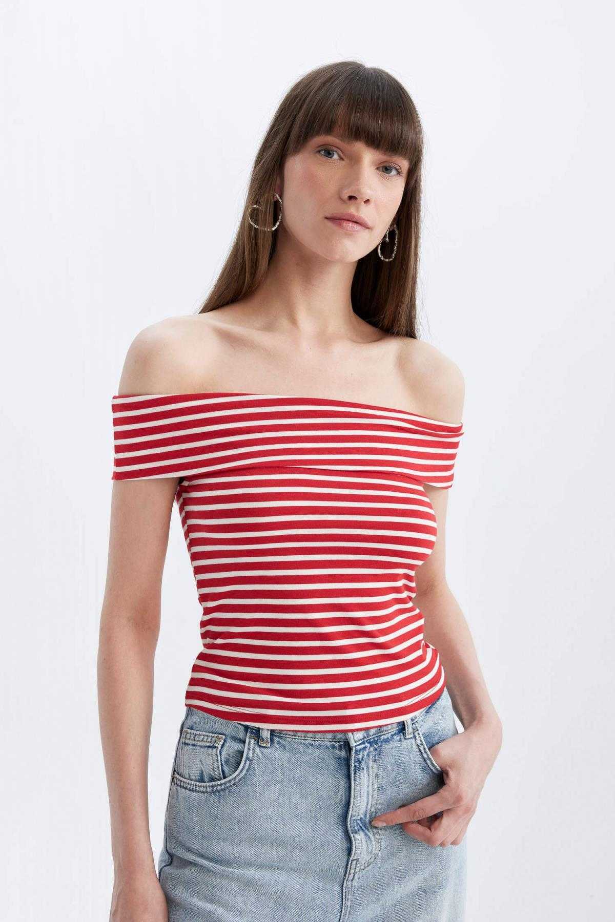 تیشرت آستین کوتاه بر روی شانه