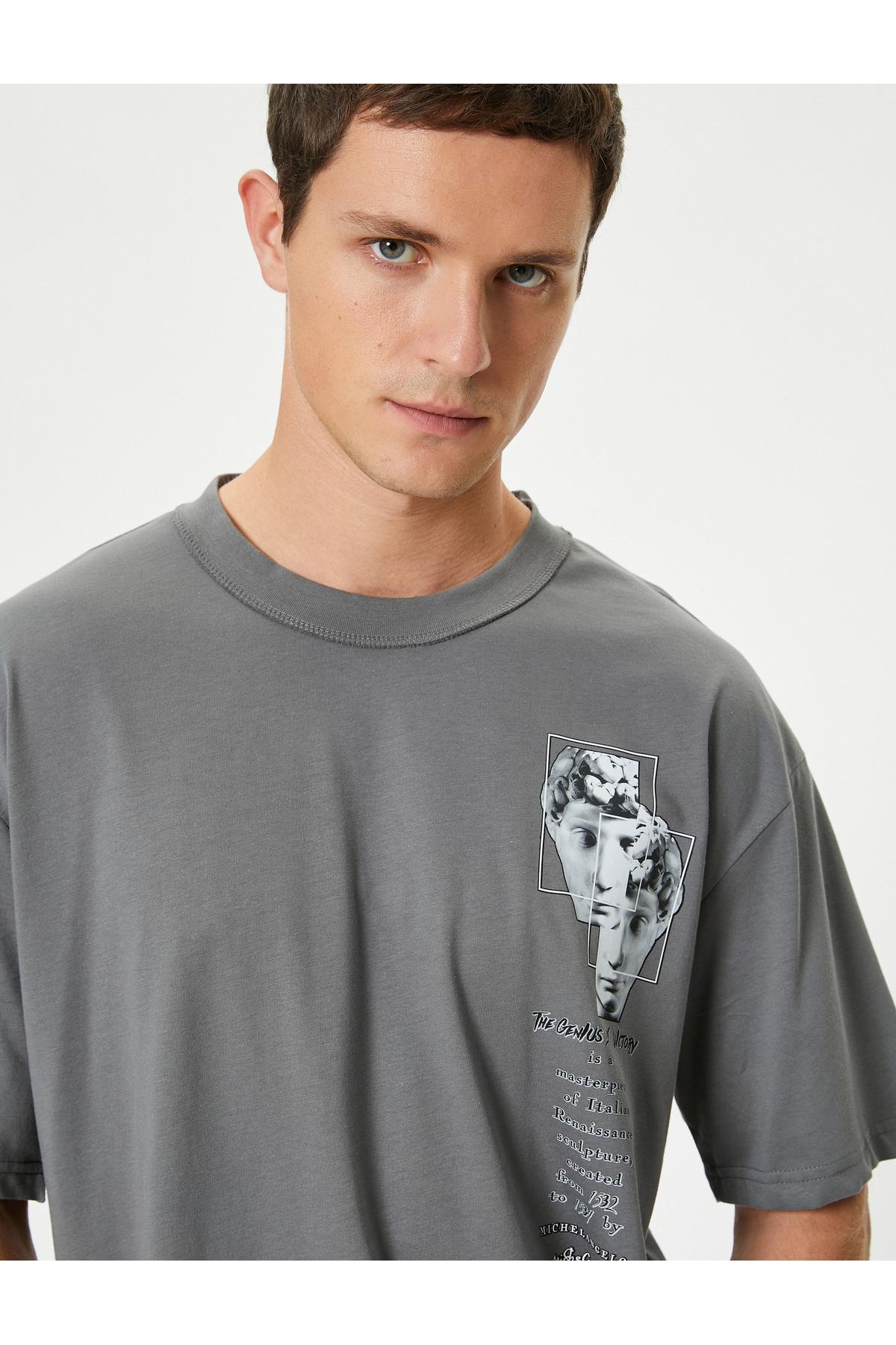 تیشرت آستین کوتاه چاپی جلو و پشت با یقه نخی مناسب و راحت