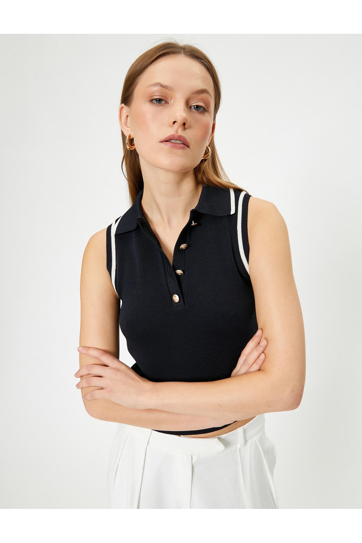 تاپ بافتنی یقه پولو بدون آستین با جزئیات دکمه طلایی