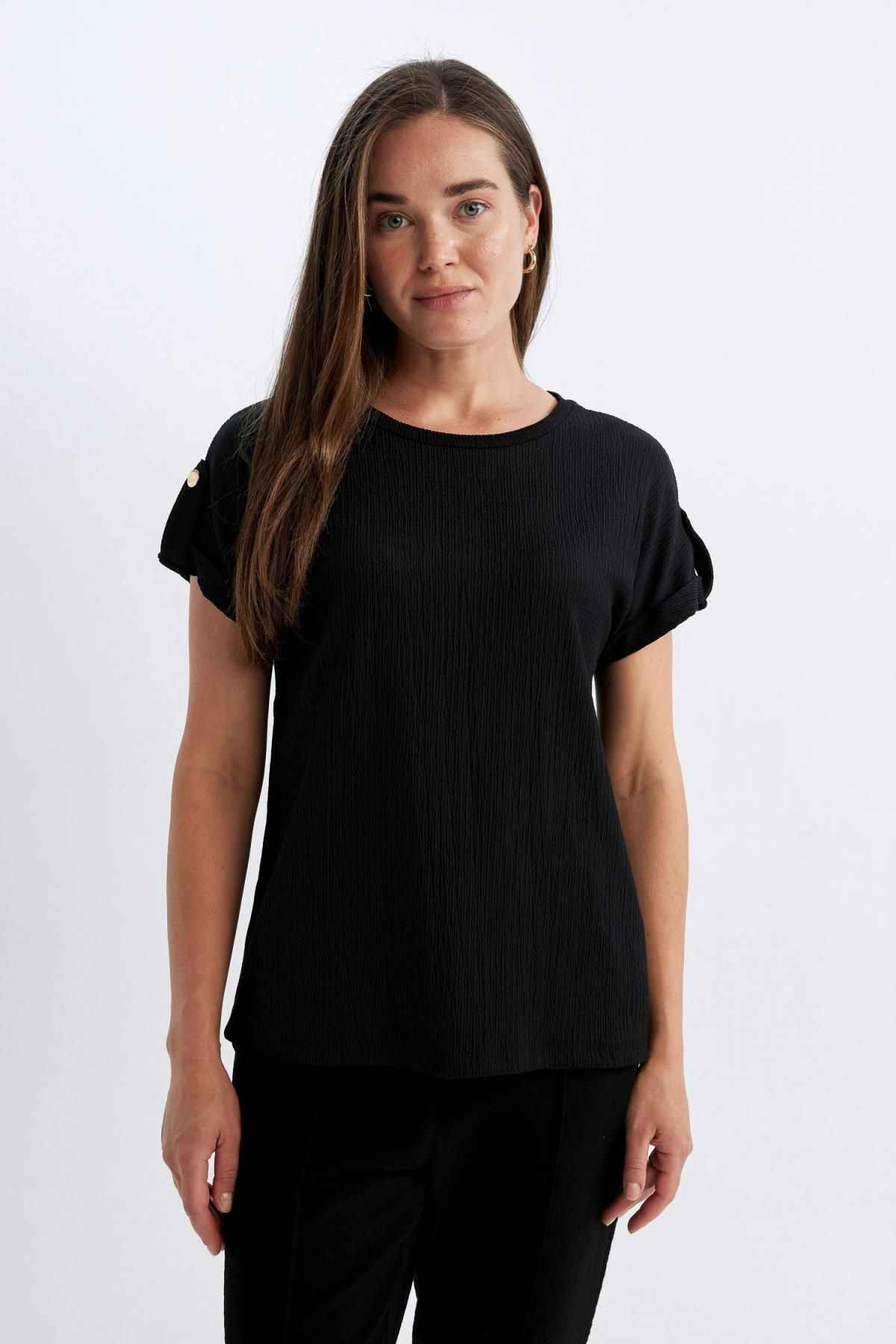 تیشرت آستین کوتاه یقه خدمه فیت معمولی