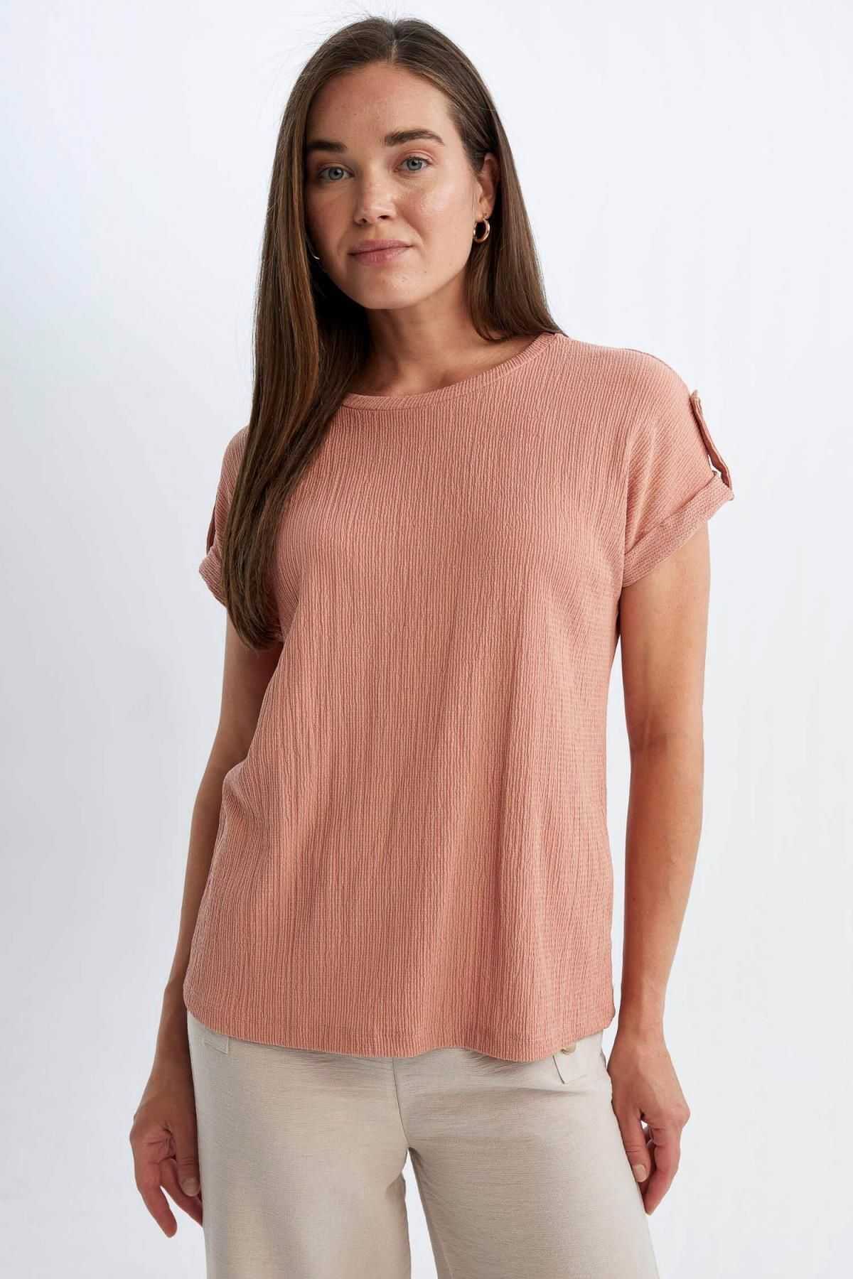 تیشرت آستین کوتاه یقه خدمه فیت معمولی