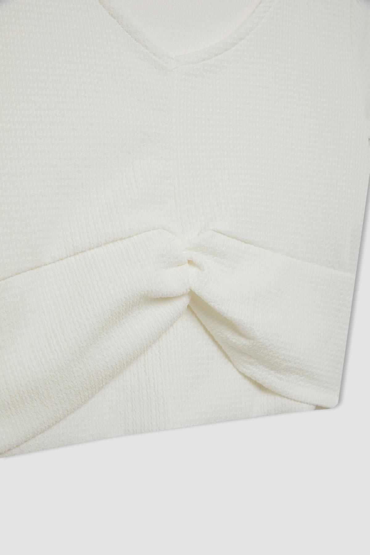 تیشرت آستین کوتاه با یقه V باریک