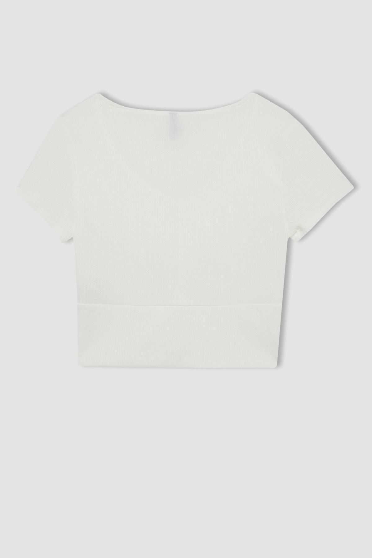 تیشرت آستین کوتاه با یقه V باریک