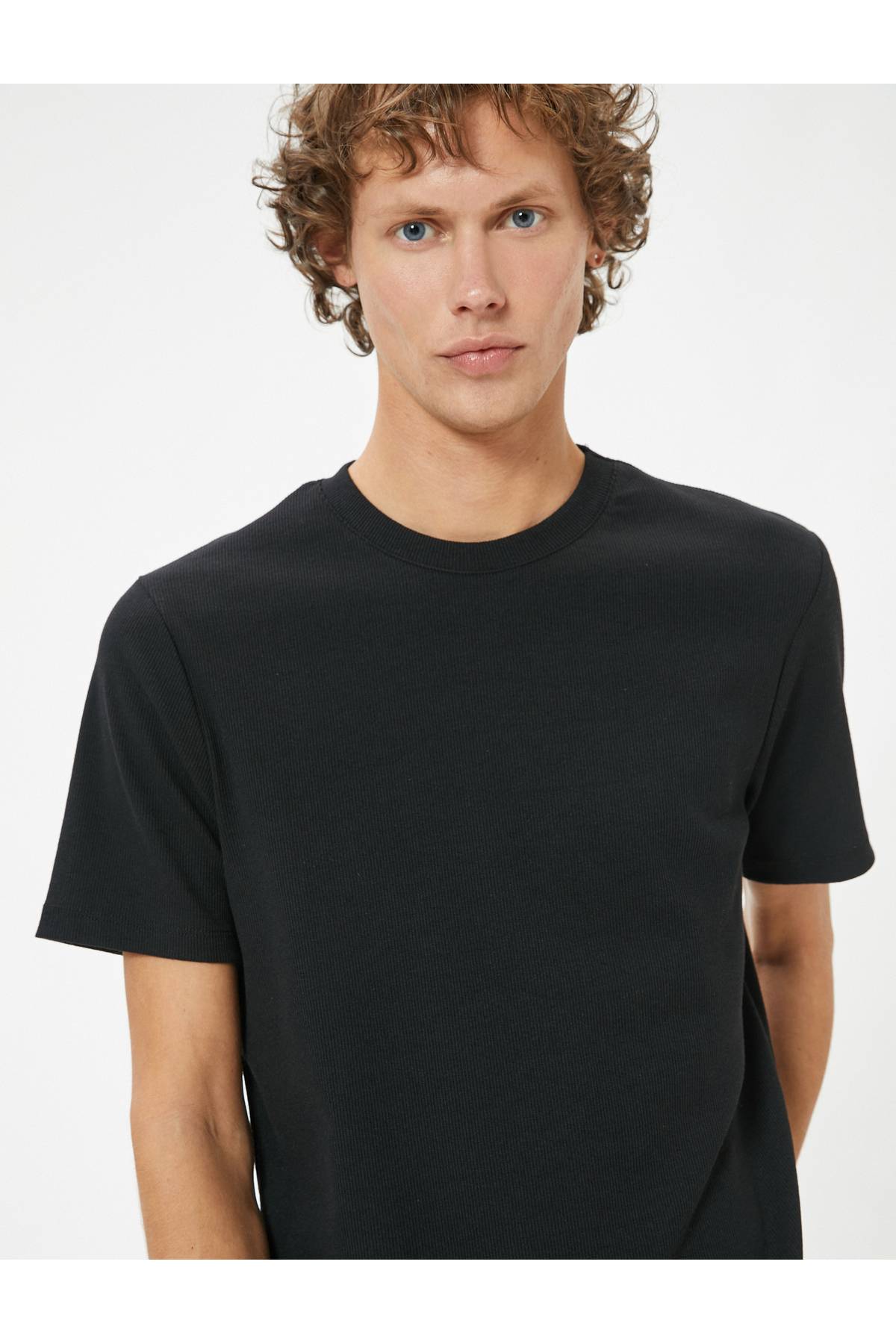 تیشرت اسلیم فیت یقه خدمه آستین کوتاه پایه