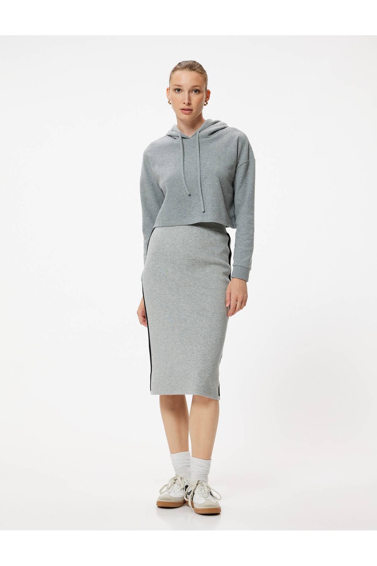 دامن مدادی بافتنی میدی با جزئیات راه راه در دو طرف کمر استاندارد