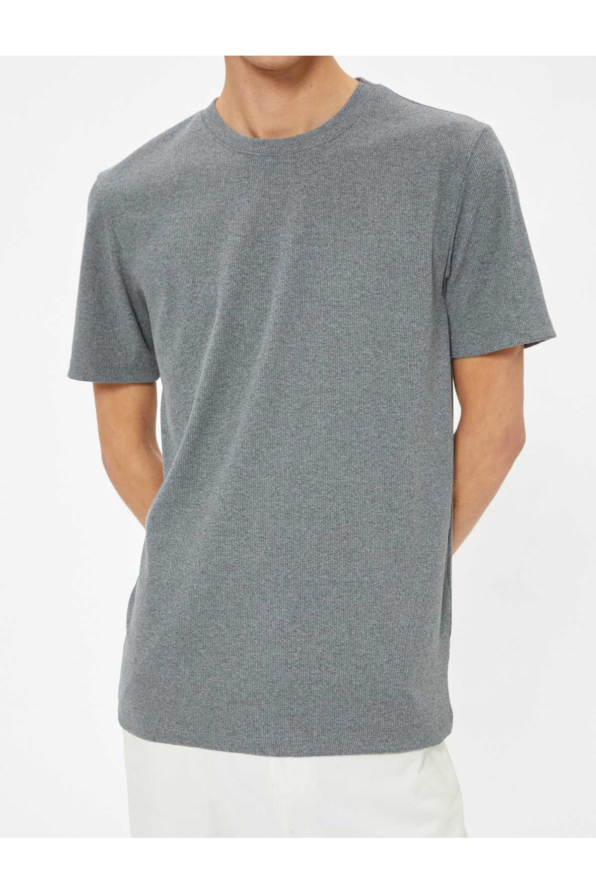 تیشرت اسلیم فیت یقه خدمه آستین کوتاه پایه