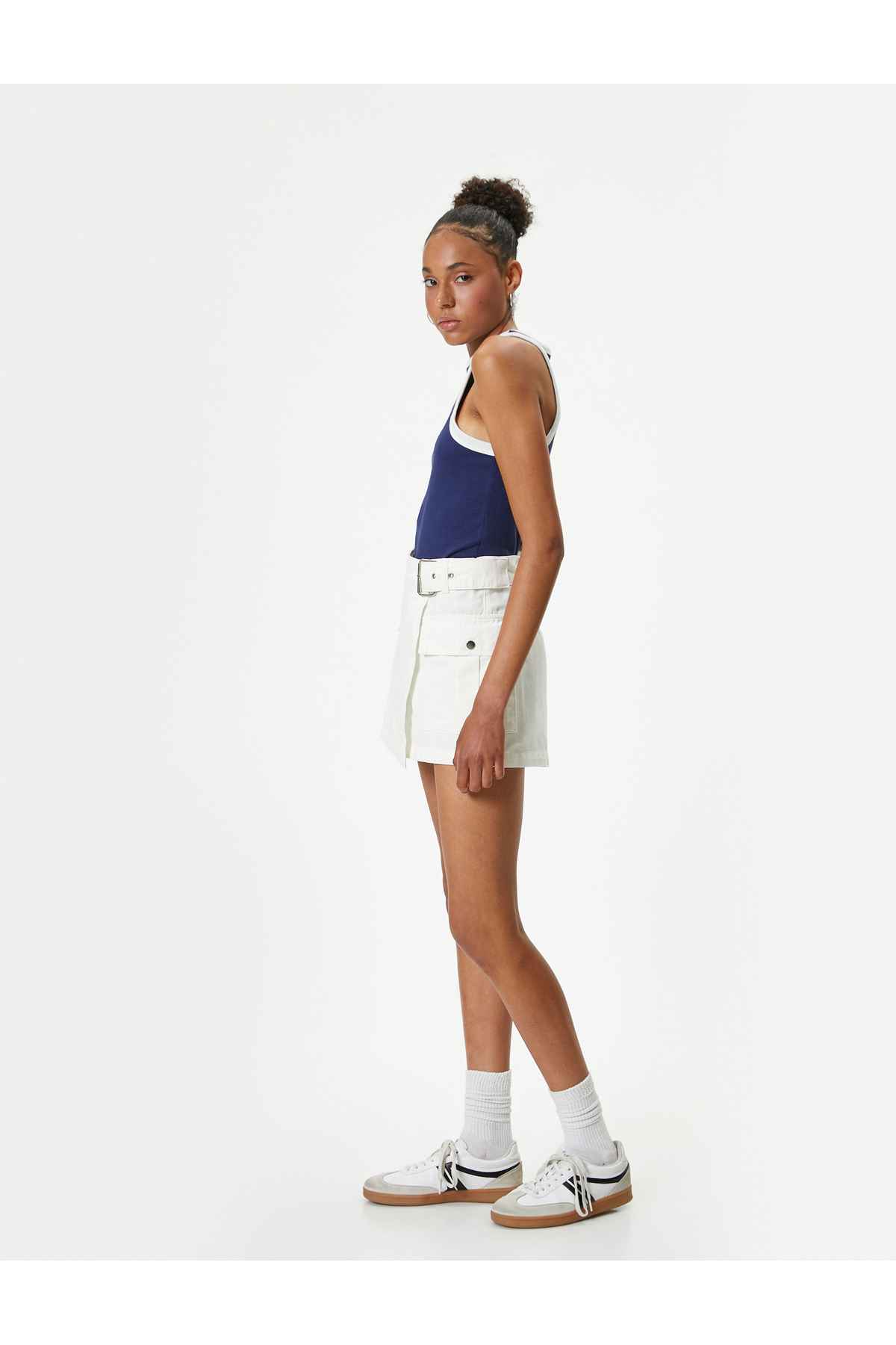دامن کوتاه کوتاه با کمربند، برش راحت، جیبی با جزئیات