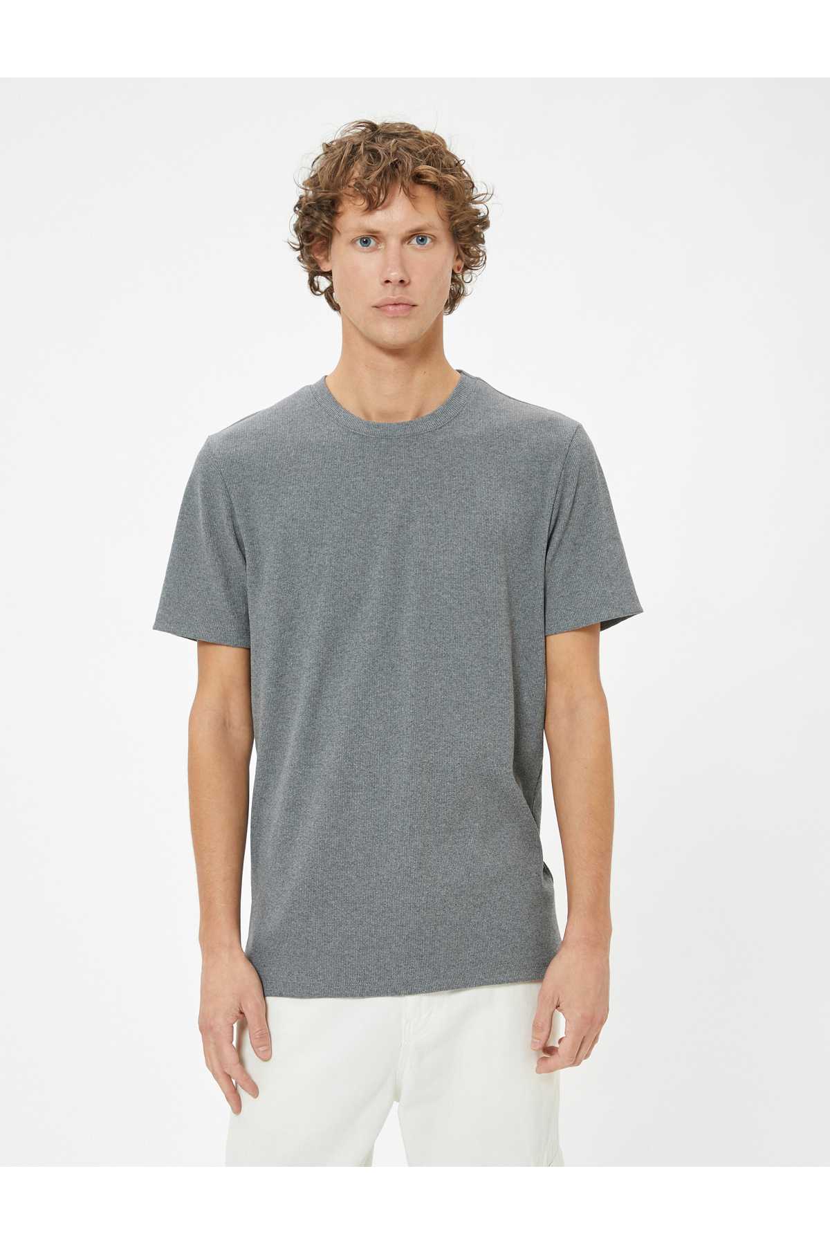 تیشرت اسلیم فیت یقه خدمه آستین کوتاه پایه