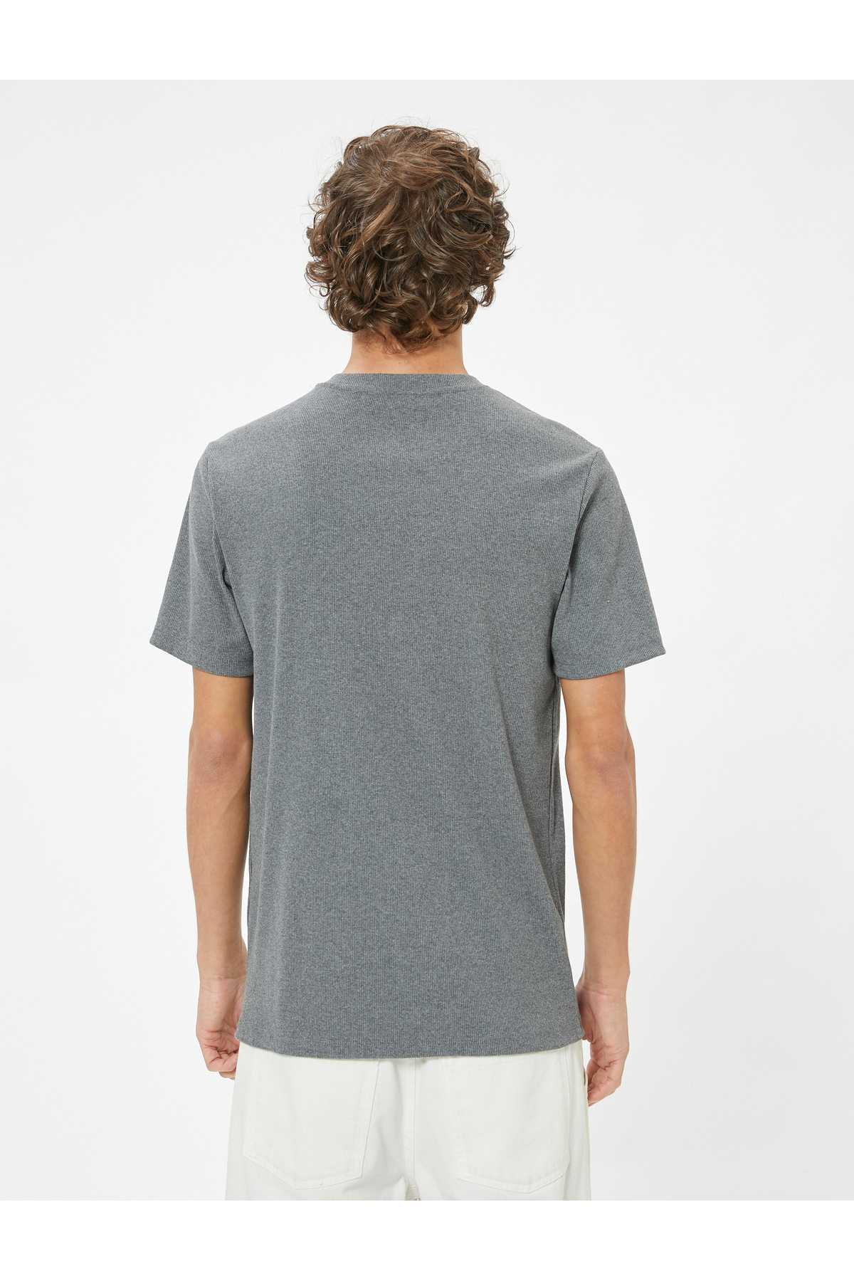 تیشرت اسلیم فیت یقه خدمه آستین کوتاه پایه