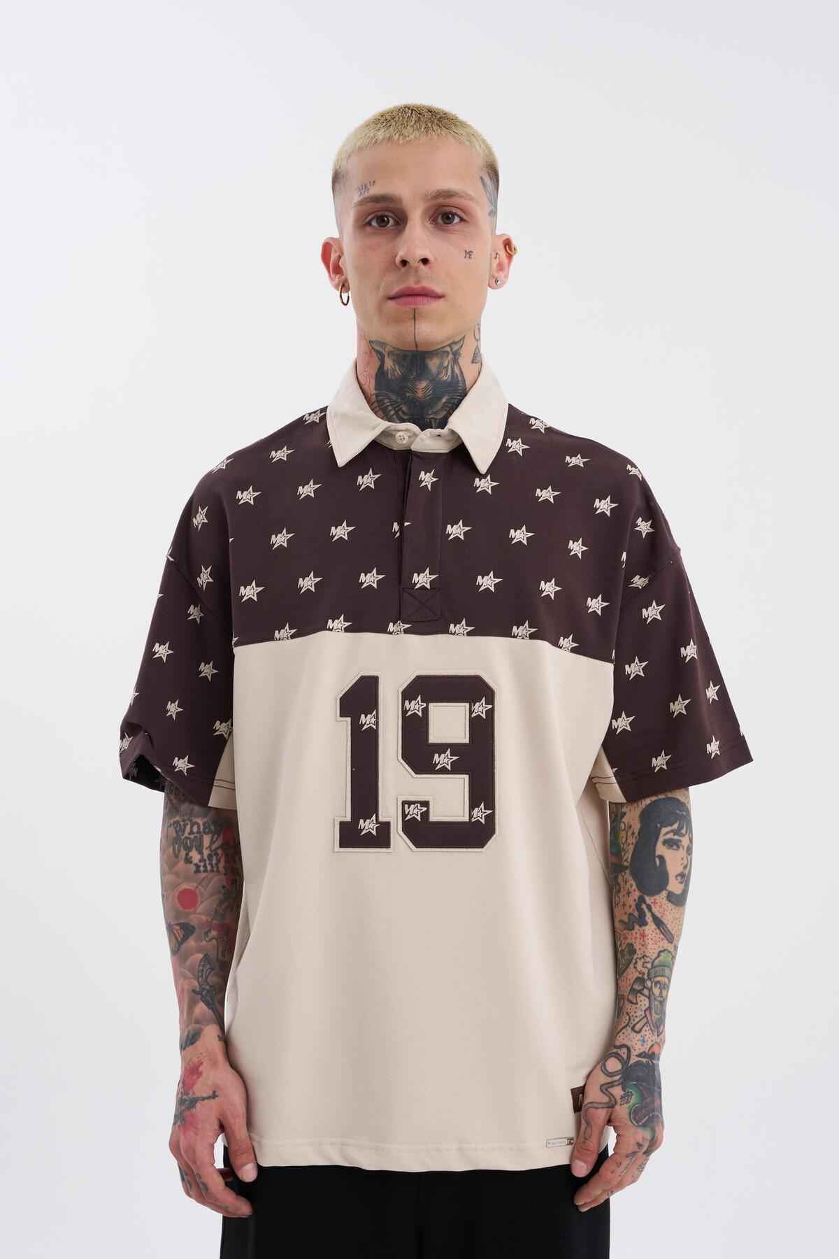 تیشرت مردانه یقه چوگان 19 گلدوزی شده به رنگ قهوه ای بژ