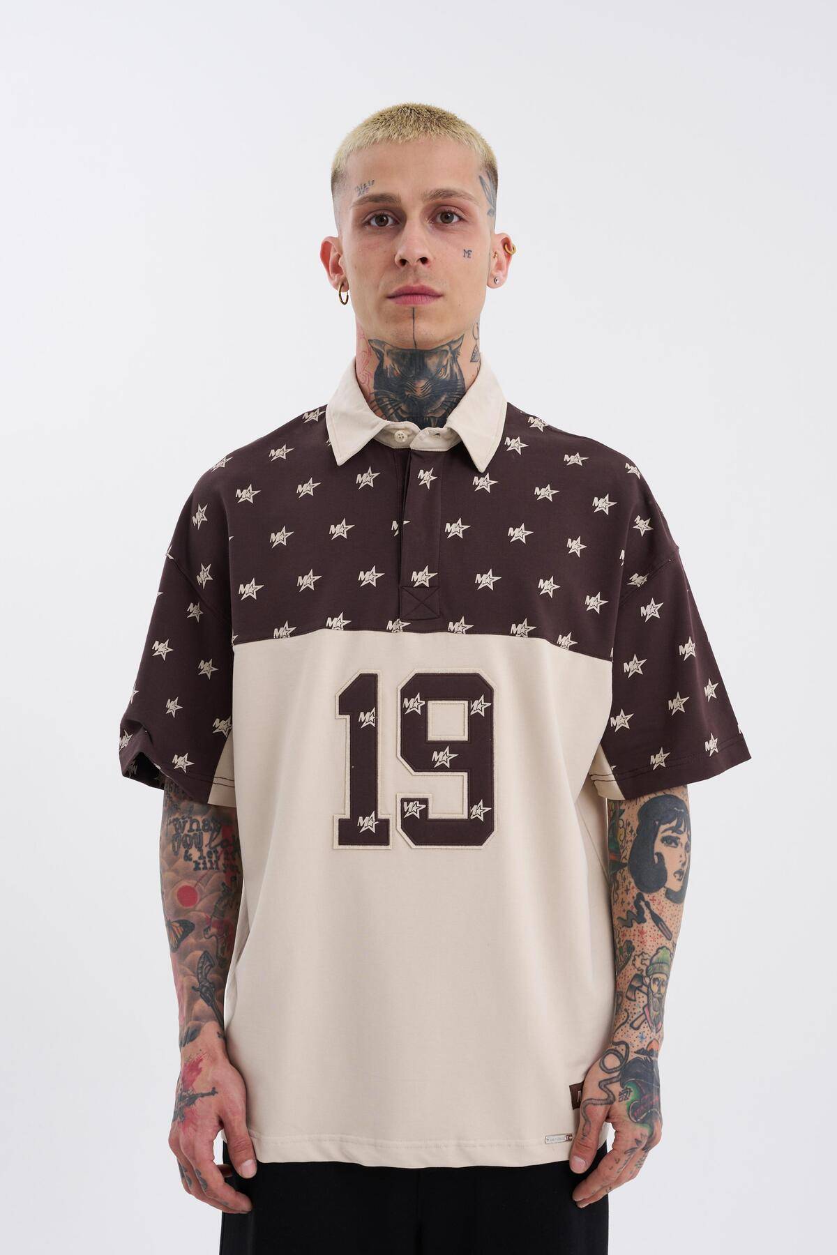 تیشرت مردانه یقه چوگان 19 گلدوزی شده به رنگ قهوه ای بژ